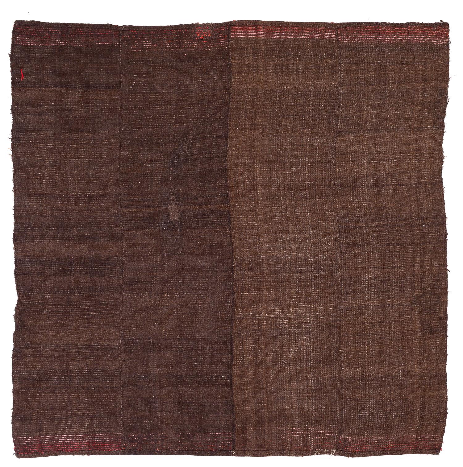 Alfombra tibetana vintage de lana marrón cacao con extremos rojos 5'4'' x 5'3 en venta 4