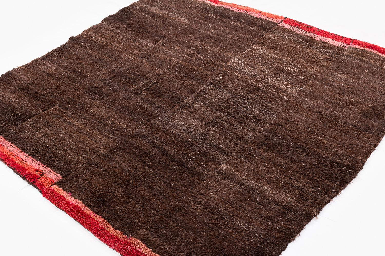 Esta manta de lana tibetana tejida a mano es una rara pieza vintage. Su gruesa pila se habría utilizado para dormir encima o debajo durante las frías noches del Himalaya. En el Tíbet, también se colocaba sobre los hombros a modo de manta. Hoy en