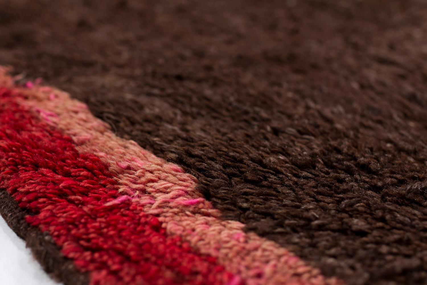 Alfombra tibetana vintage de lana marrón cacao con extremos rojos 5'4'' x 5'3 Tibetano en venta