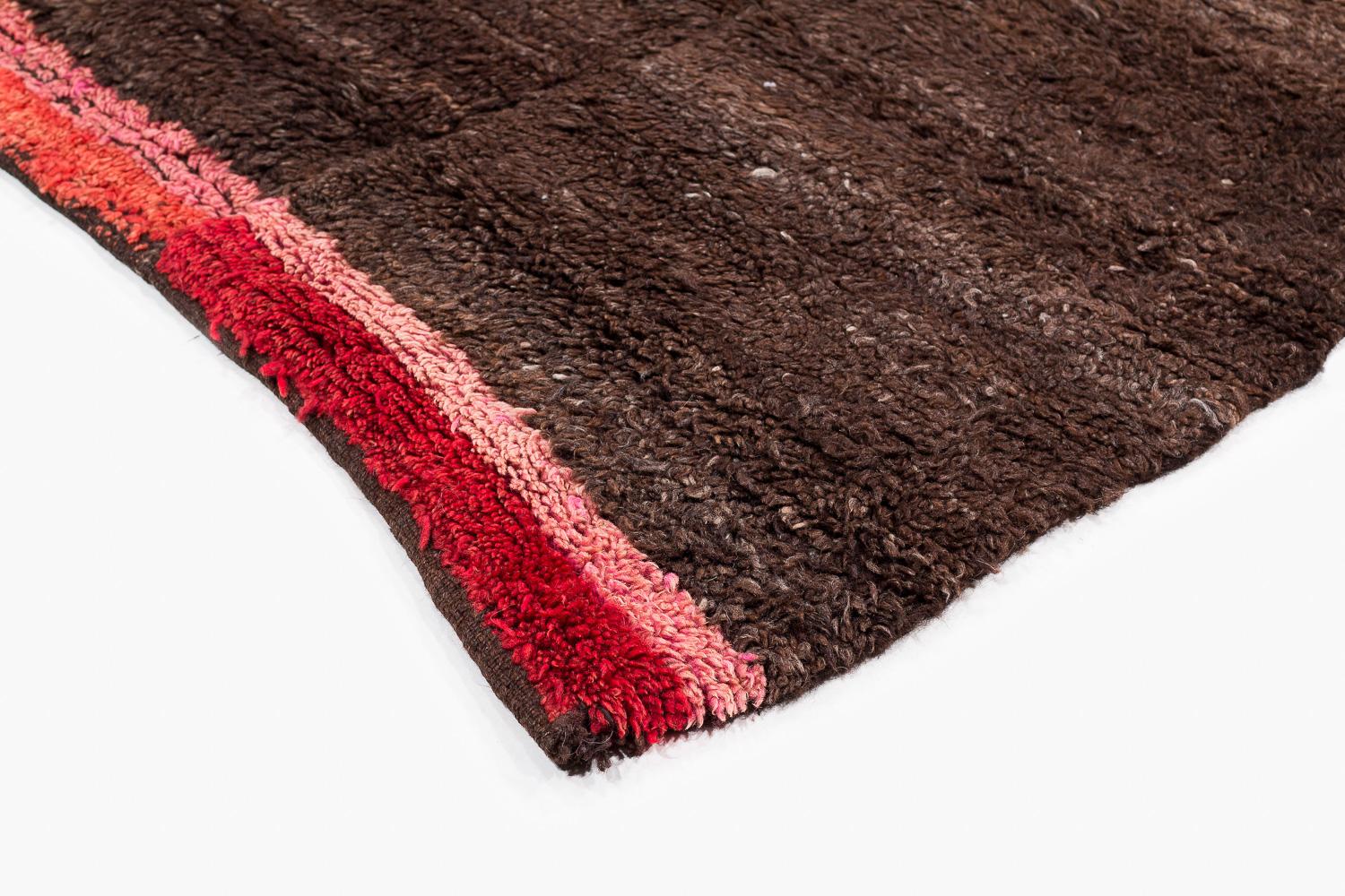 Alfombra tibetana vintage de lana marrón cacao con extremos rojos 5'4'' x 5'3 Nepalés en venta