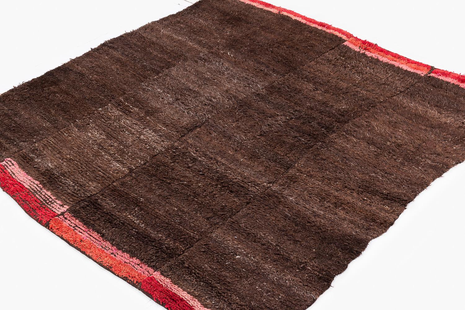 Alfombra tibetana vintage de lana marrón cacao con extremos rojos 5'4'' x 5'3 Tejido a mano en venta