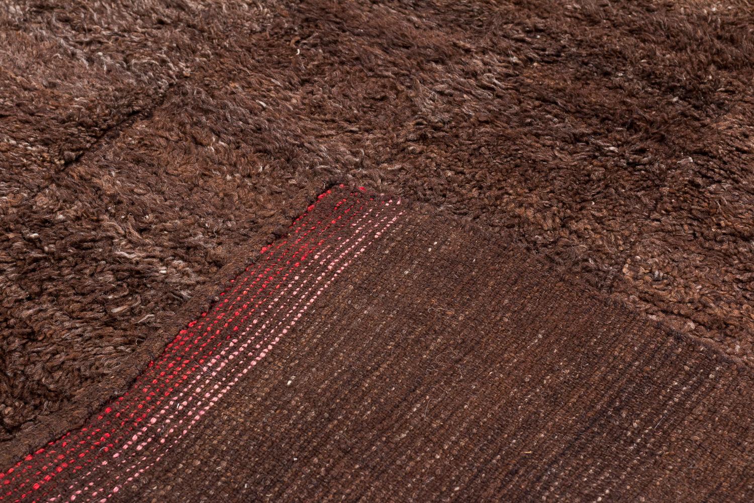 Alfombra tibetana vintage de lana marrón cacao con extremos rojos 5'4'' x 5'3 Lana en venta