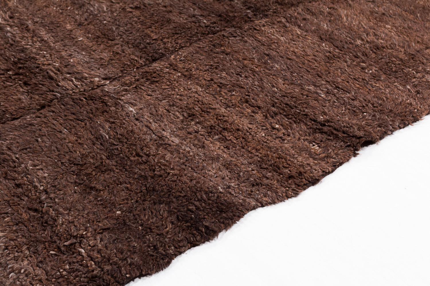Alfombra tibetana vintage de lana marrón cacao con extremos rojos 5'4'' x 5'3 en venta 1
