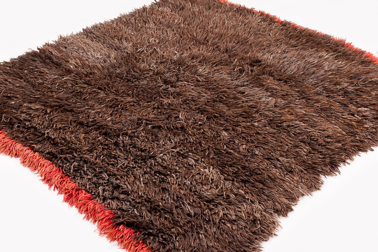 Questa coperta di lana tibetana lavorata a mano è un raro pezzo vintage. Il suo spesso pelo veniva usato per dormirci sopra o sotto durante le fredde notti dell'Himalaya. In Tibet veniva anche drappeggiato intorno alle spalle come una coperta. Oggi