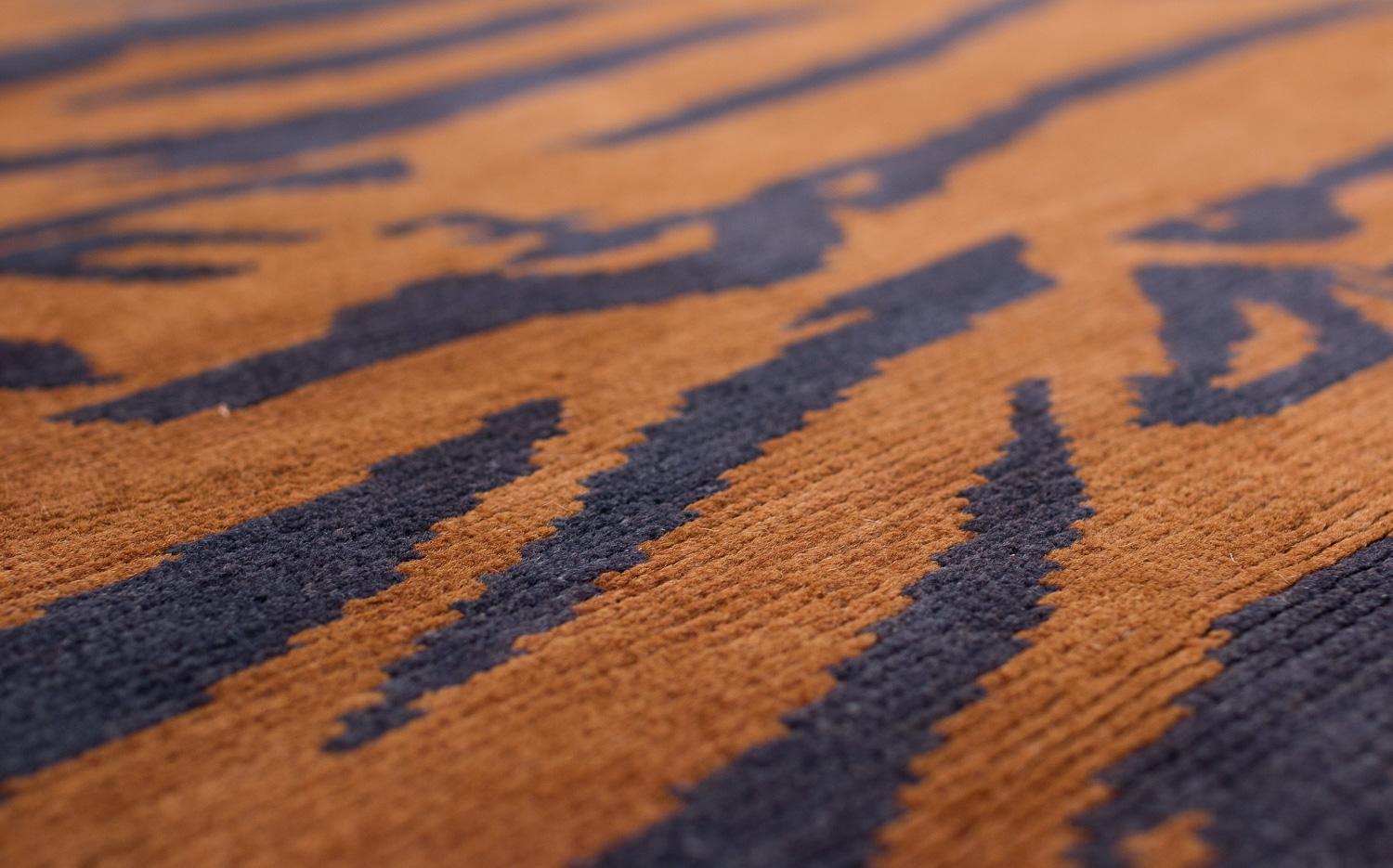 Tappeto vintage tibetano Khaden Tiger Animal Print con accenti di lana marrone fatto a mano in vendita 3