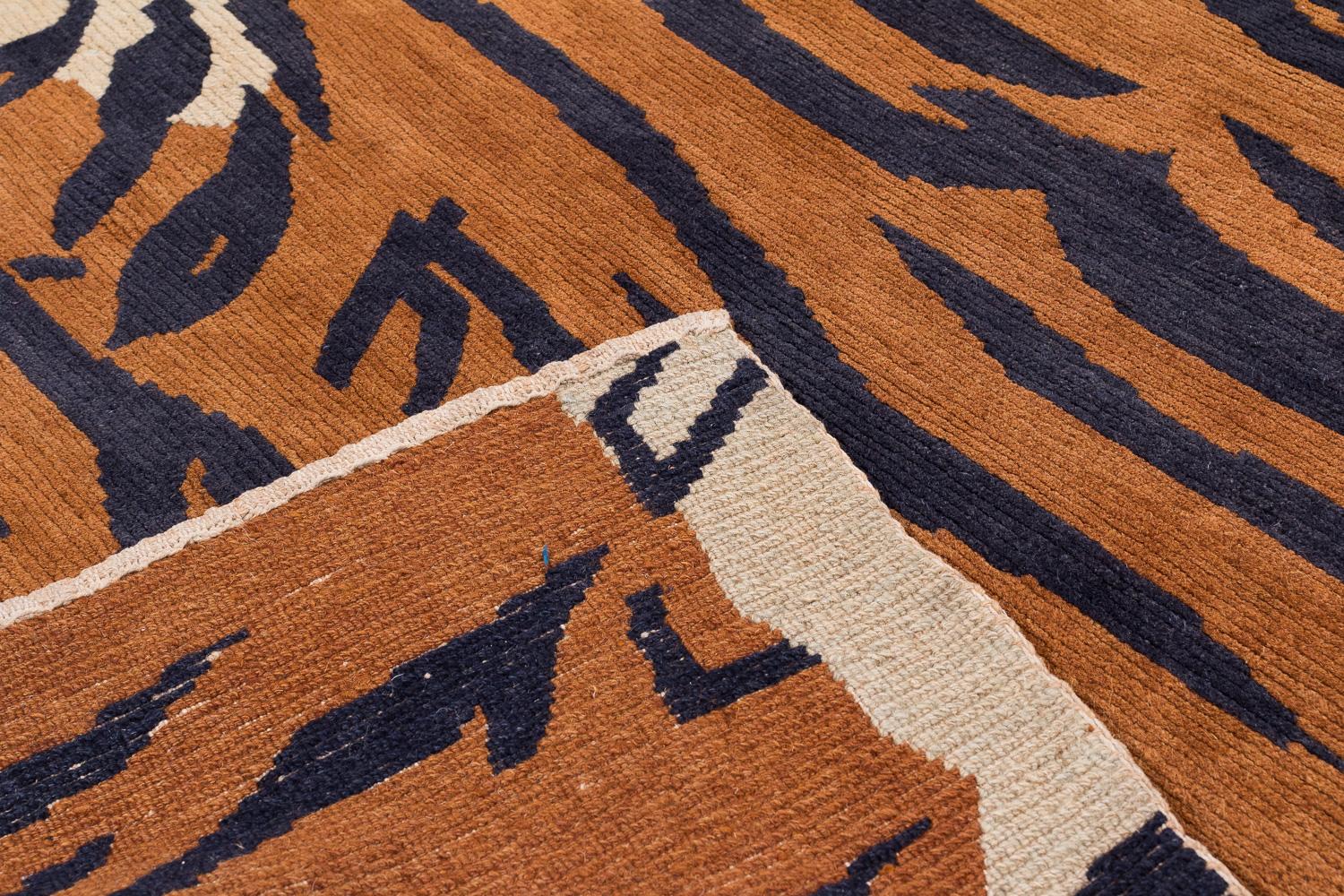 Tappeto vintage tibetano Khaden Tiger Animal Print con accenti di lana marrone fatto a mano in vendita 4
