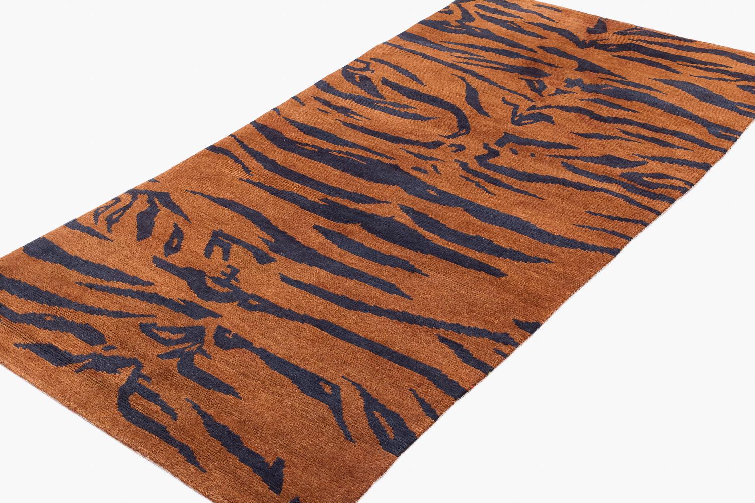 Questo tappeto tibetano vintage Khaden presenta una stampa di tigri. Questo tappeto fatto a mano è realizzato in morbidissima lana himalayana filata a mano ed è in condizioni eccellenti data la sua età. Caratterizzato da un bel marrone ricco con