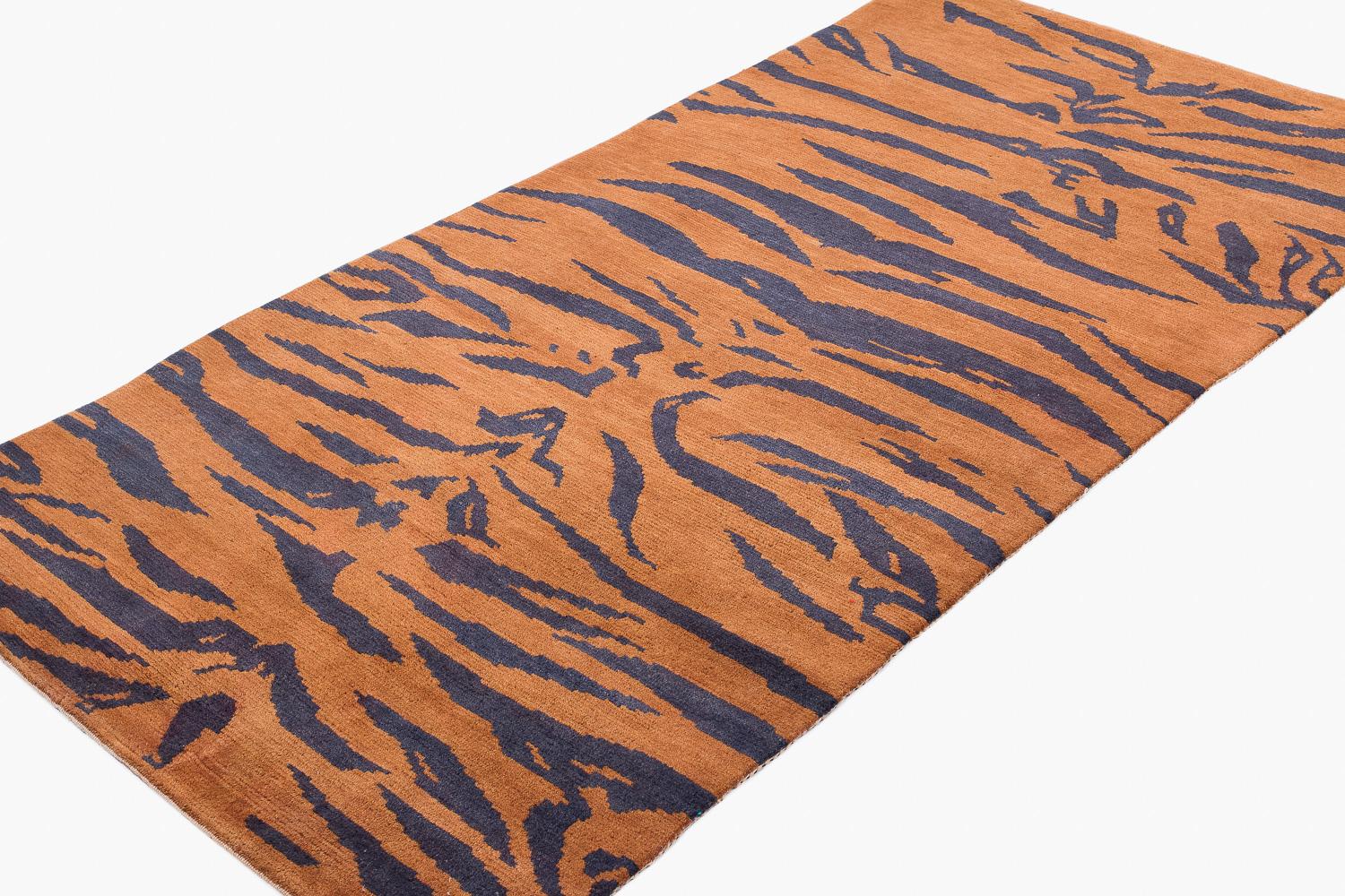Tibetano Tappeto vintage tibetano Khaden Tiger Animal Print con accenti di lana marrone fatto a mano in vendita