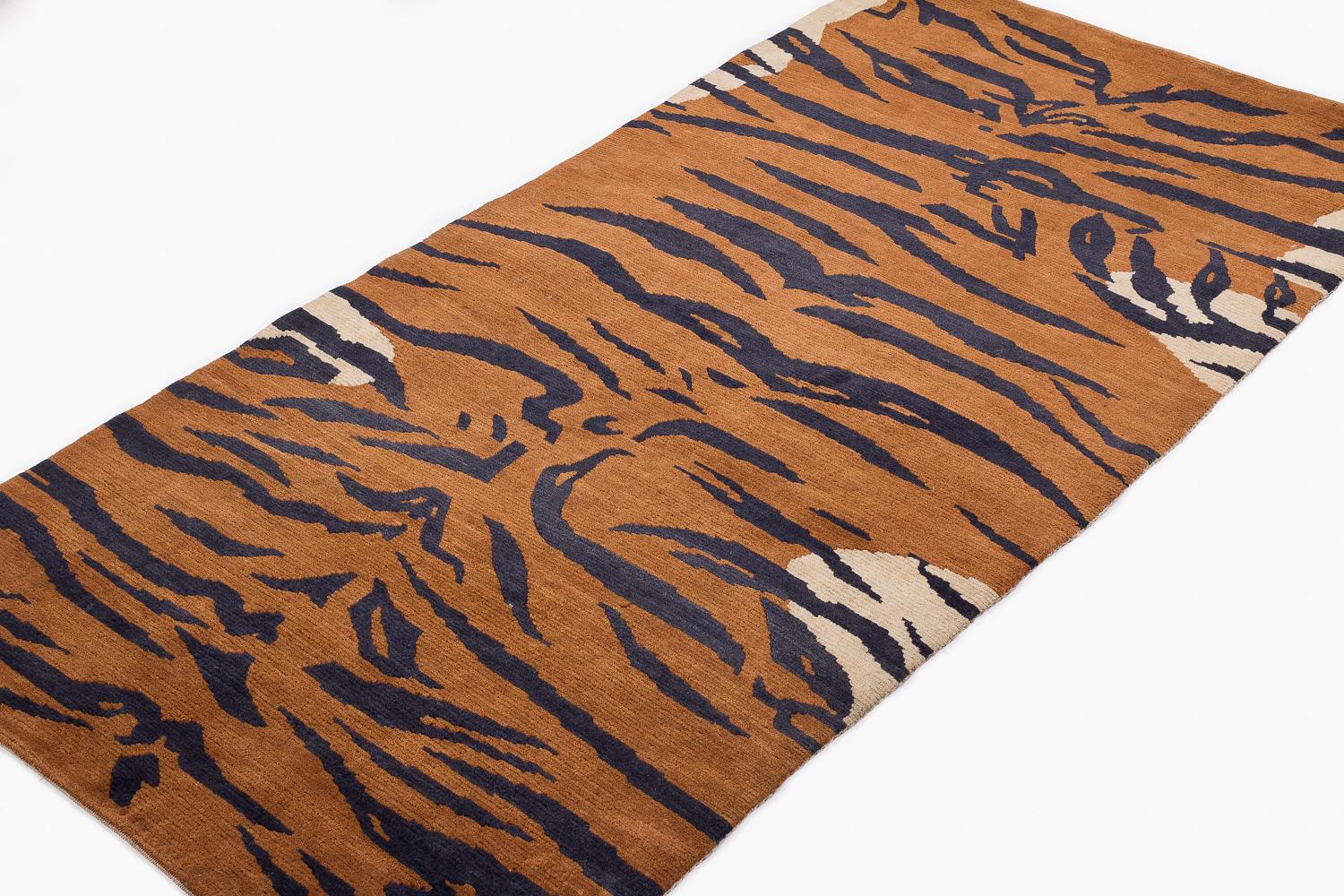 Tibetano Tappeto vintage tibetano Khaden Tiger Animal Print con accenti di lana marrone fatto a mano in vendita