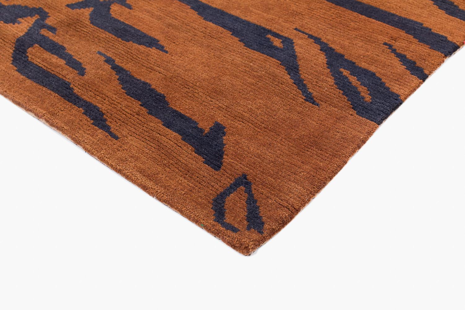 Tibetano Tappeto vintage tibetano Khaden Tiger Animal Print con accenti di lana marrone fatto a mano in vendita