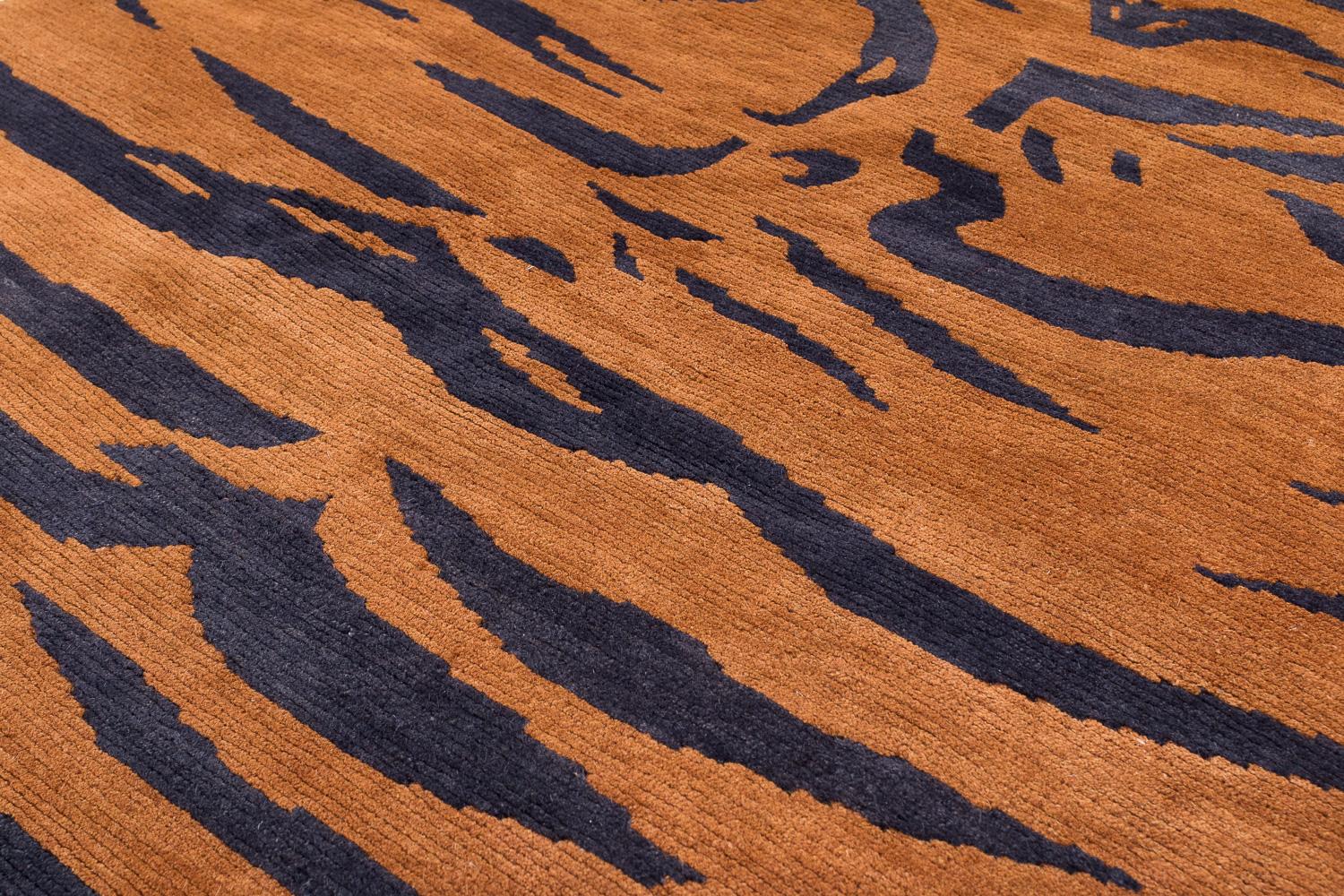 Tibetano Tappeto vintage tibetano Khaden Tiger Animal Print con accenti di lana marrone fatto a mano in vendita