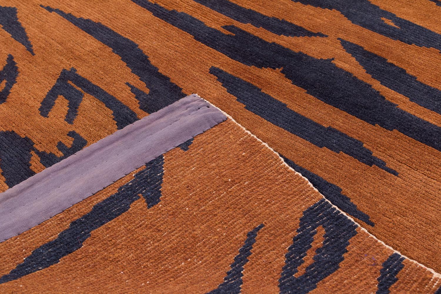 Tintura vegetale Tappeto vintage tibetano Khaden Tiger Animal Print con accenti di lana marrone fatto a mano in vendita