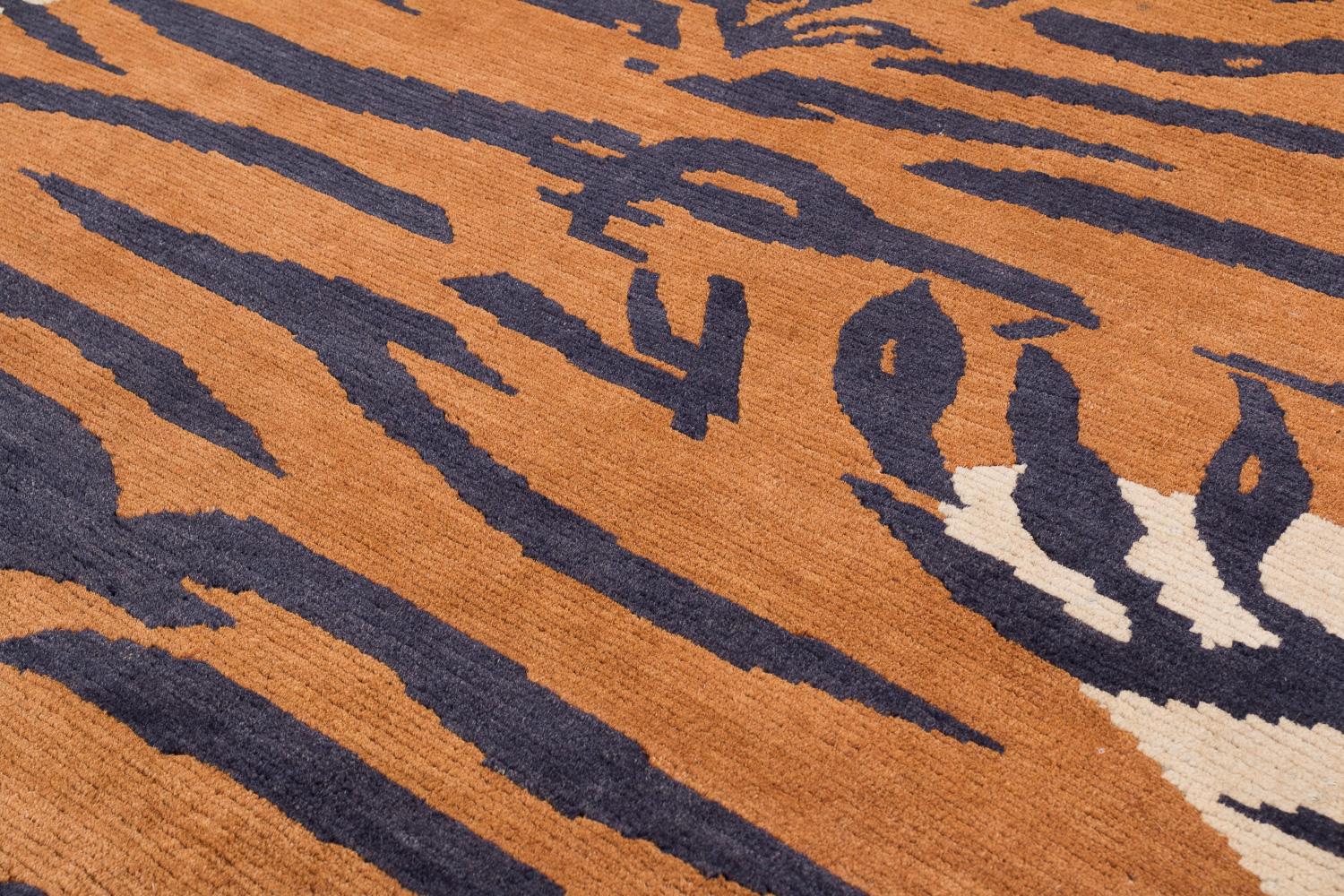 Tintura vegetale Tappeto vintage tibetano Khaden Tiger Animal Print con accenti di lana marrone fatto a mano in vendita