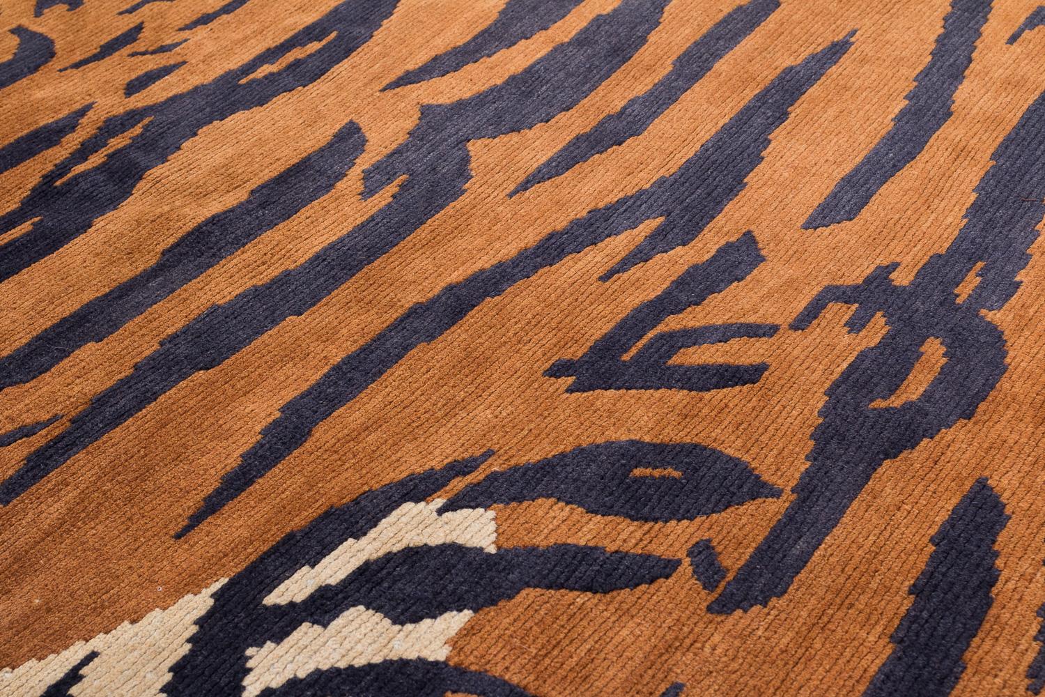 Fine XX secolo Tappeto vintage tibetano Khaden Tiger Animal Print con accenti di lana marrone fatto a mano in vendita