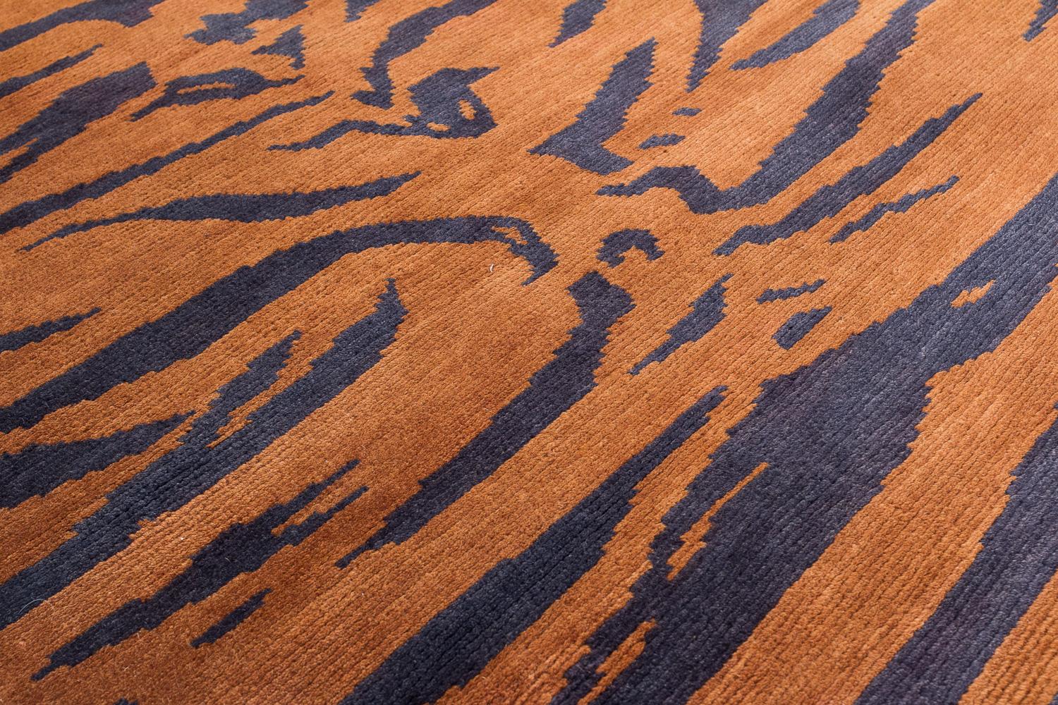 Lana Tappeto vintage tibetano Khaden Tiger Animal Print con accenti di lana marrone fatto a mano in vendita