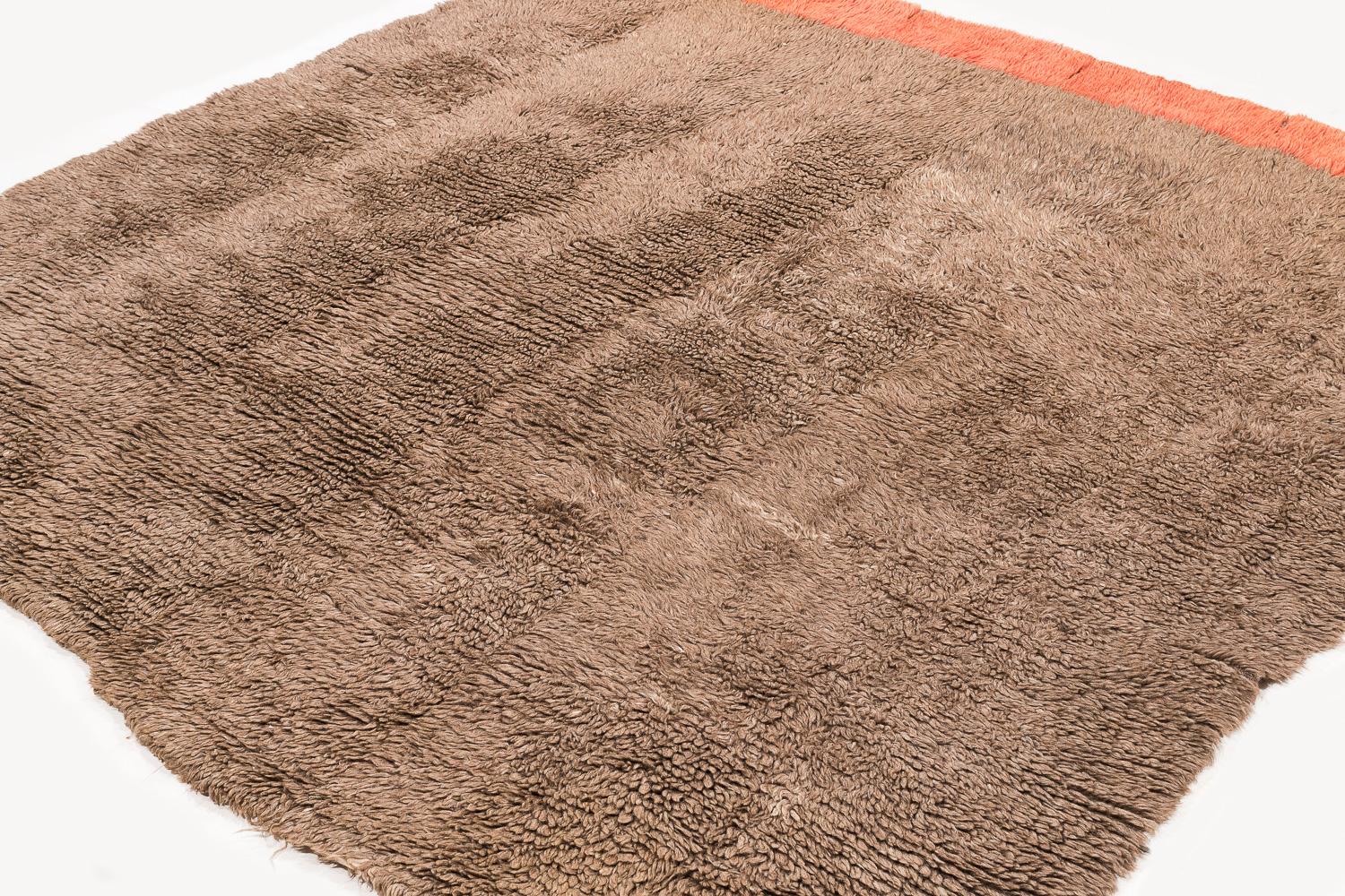 Cette couverture en laine tibétaine tissée à la main est une pièce vintage rare. Son poil épais aurait été utilisé pour dormir dessus ou dessous pendant les nuits froides de l'Himalaya. Au Tibet, il était également drapé autour des épaules en guise