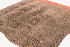 Tappeto o coperta tibetana vintage in lana marrone chiaro con pannello finale rosso 6'8" x 6'2"