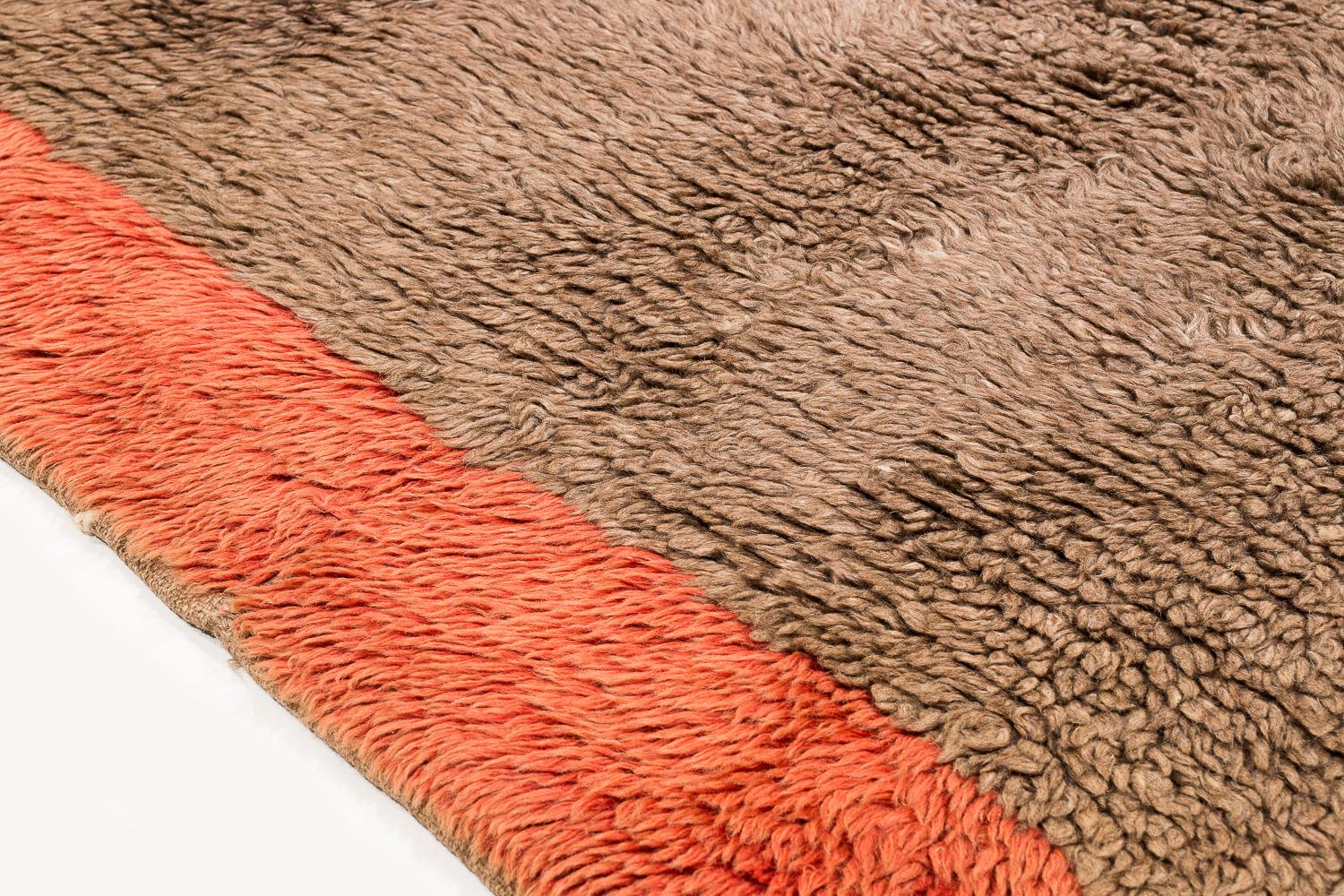 Fin du 20e siècle Couverture ou tapis tibétain vintage en laine Brown avec panneau d'extrémité rouge 6'8