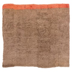 Manta o alfombra tibetana vintage de lana marrón claro con remate rojo 6'8" x 6'2