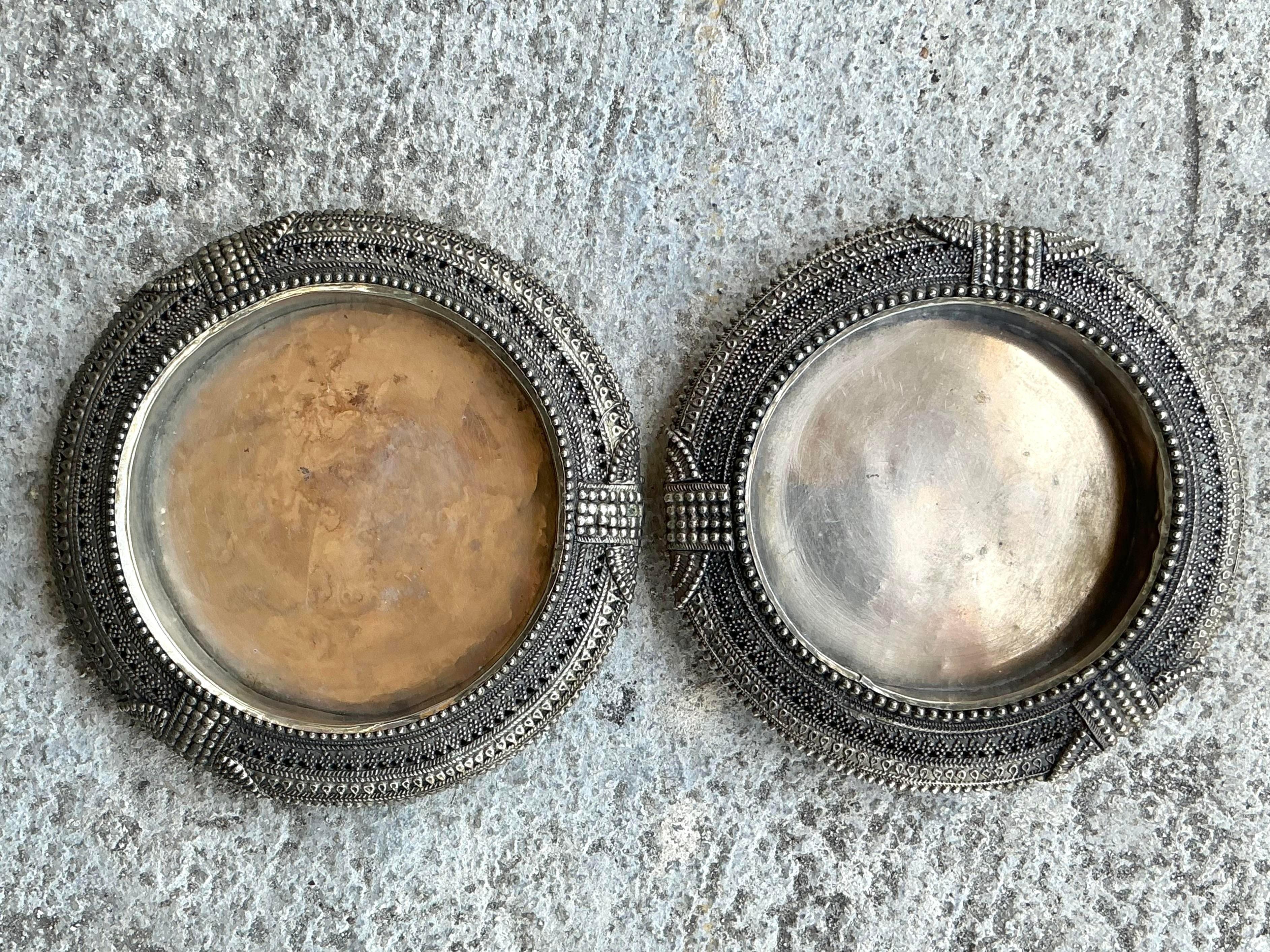 Organisez avec élégance en utilisant nos plateaux attrape-tout en métal tibétain vintage de style américain. Ces plateaux uniques allient l'artisanat tibétain au charme vintage, offrant une solution élégante pour garder les objets essentiels