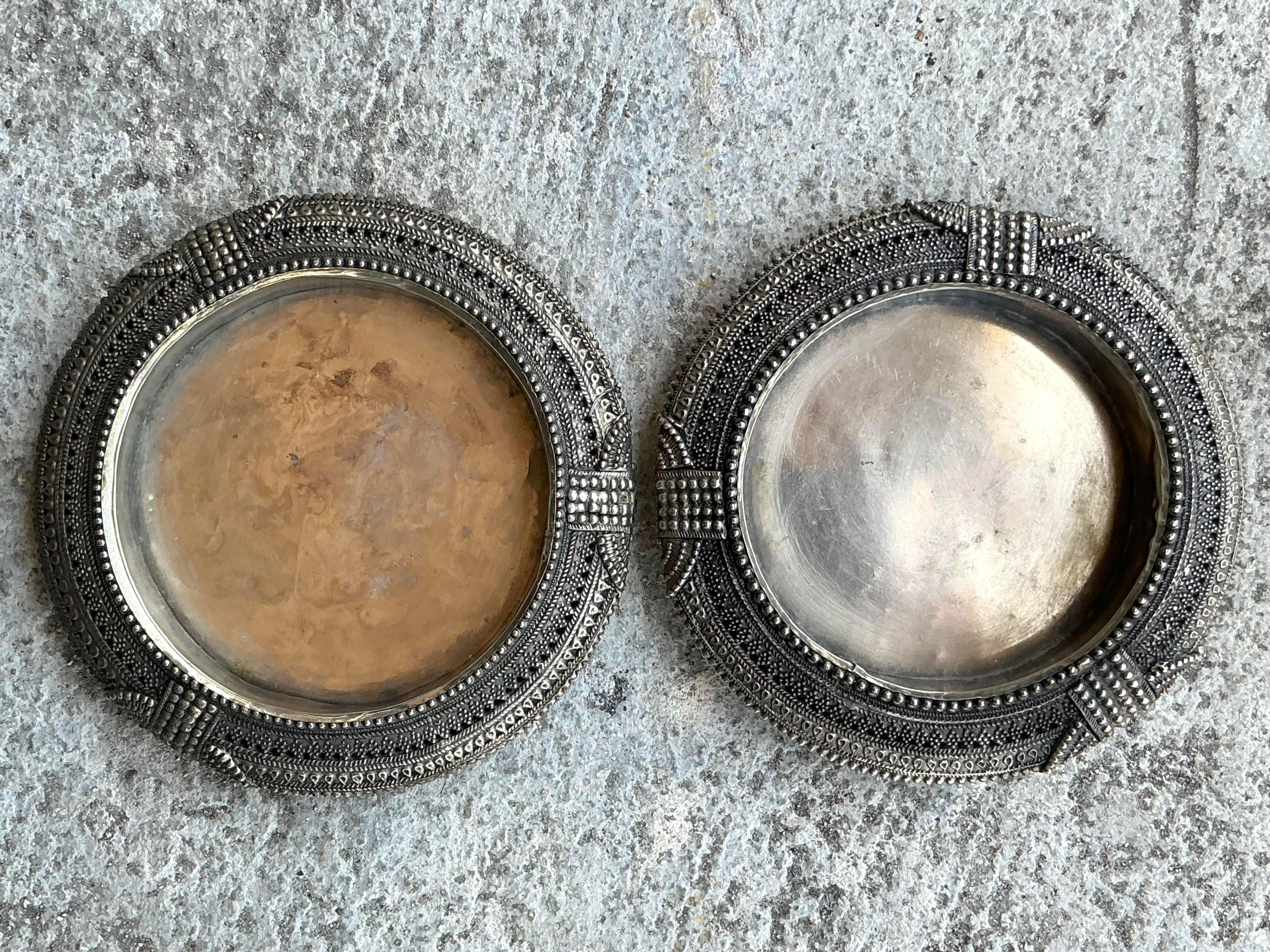 Chinois Plateau tibétain vintage en métal - Lot de deux en vente