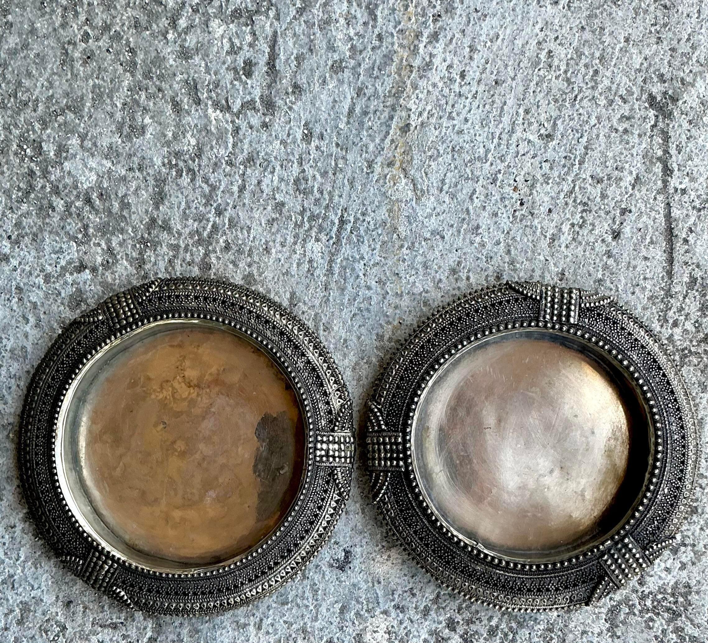 20ième siècle Plateau tibétain vintage en métal - Lot de deux en vente