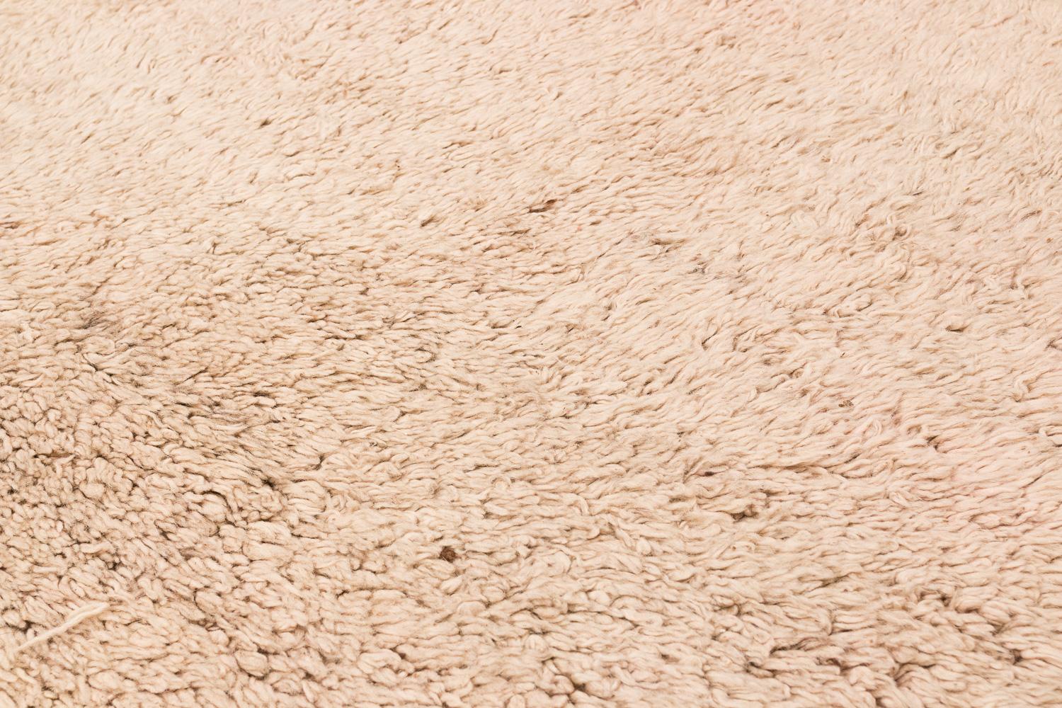 Tappeto o coperta tibetana vintage in lana bianca naturale con pannello finale rosso 5'8