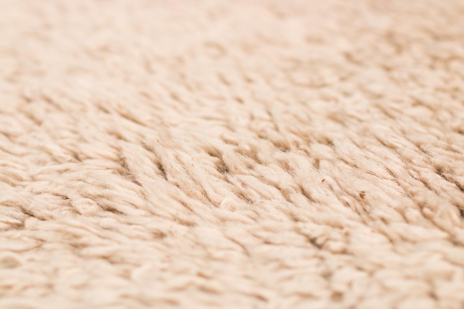 Tappeto o coperta tibetana vintage in lana bianca naturale con pannello finale rosso 5'8