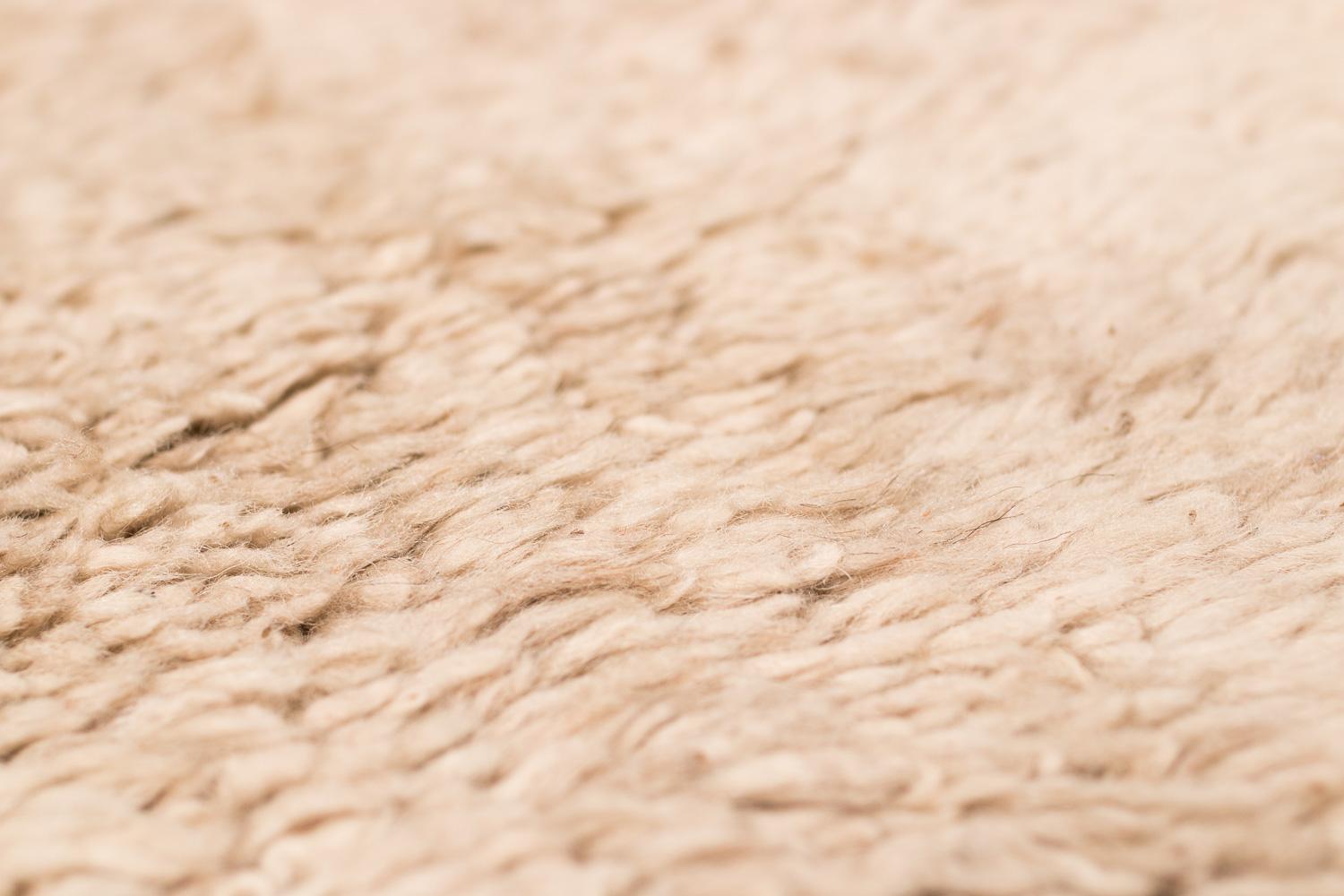 Tappeto o coperta tibetana vintage in lana bianca naturale con pannello finale rosso 5'8