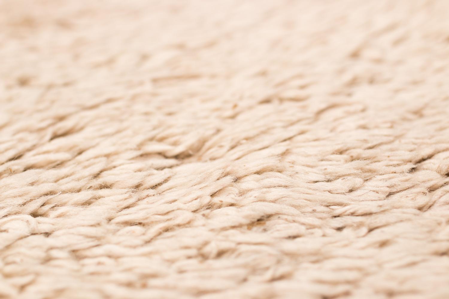 Tappeto o coperta tibetana vintage in lana bianca naturale con pannello finale rosso 5'8