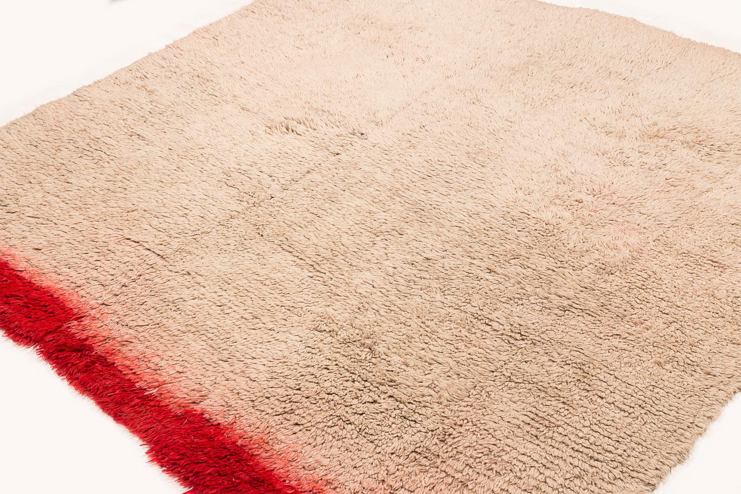 Nepalese Tappeto o coperta tibetana vintage in lana bianca naturale con pannello finale rosso 5'8