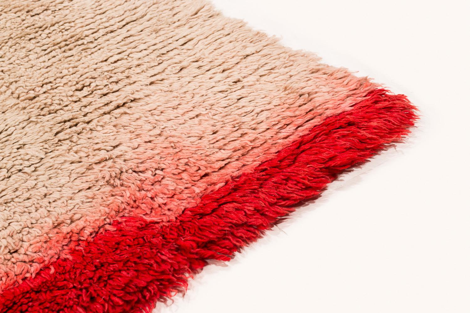 Tappeto o coperta tibetana vintage in lana bianca naturale con pannello finale rosso 5'8