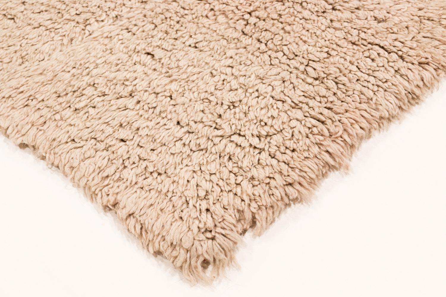 Fine XX secolo Tappeto o coperta tibetana vintage in lana bianca naturale con pannello finale rosso 5'8