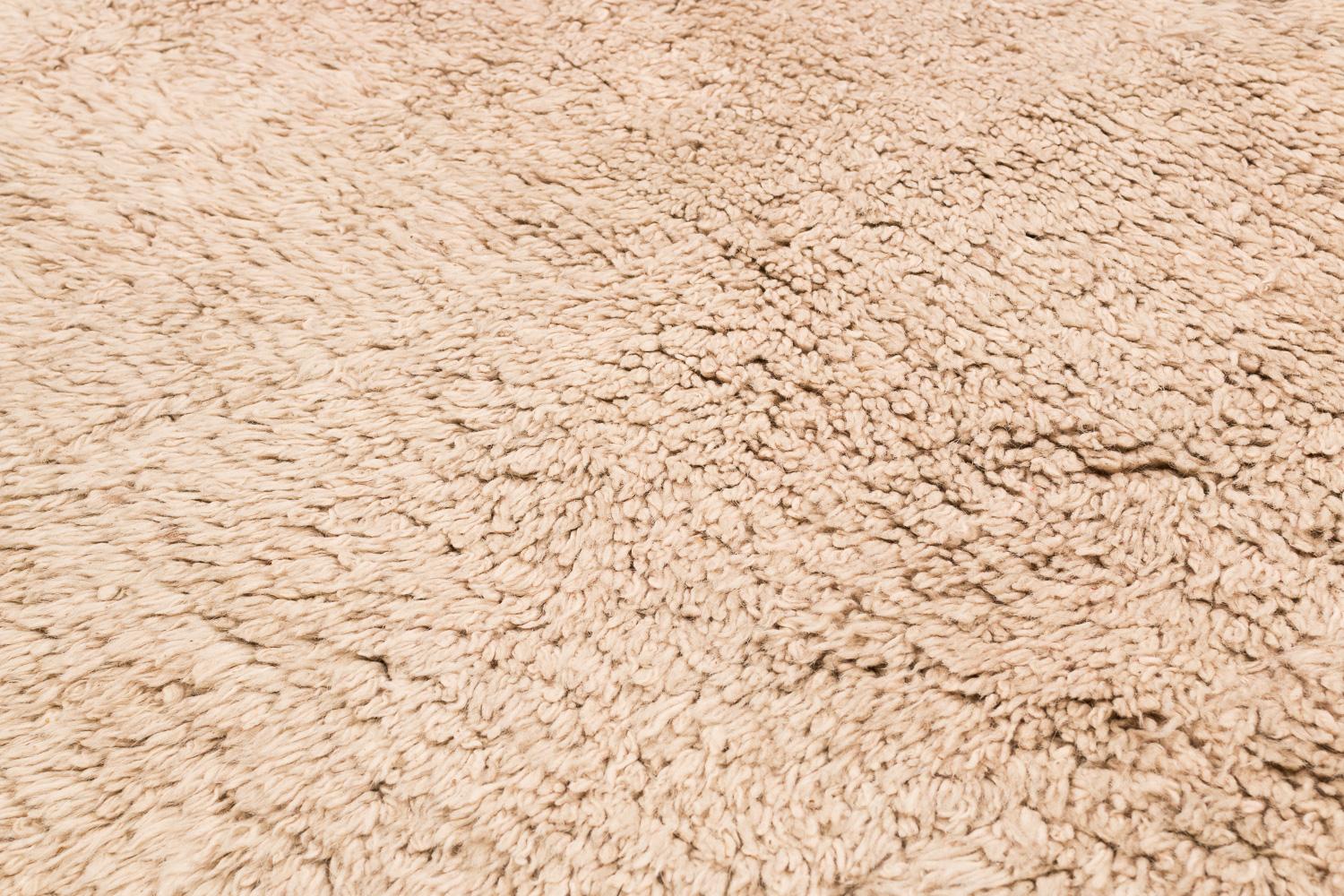 Tappeto o coperta tibetana vintage in lana bianca naturale con pannello finale rosso 5'8