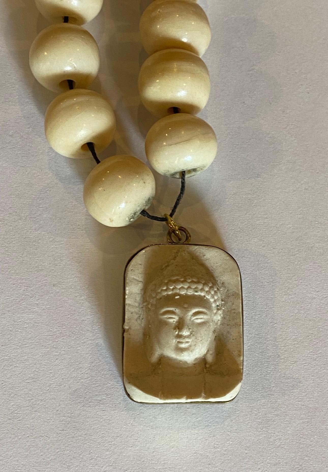 Asiatique Bracelet bouddhiste vintage tibétain ou asiatique avec buste de Bouddha en perles de mala en vente