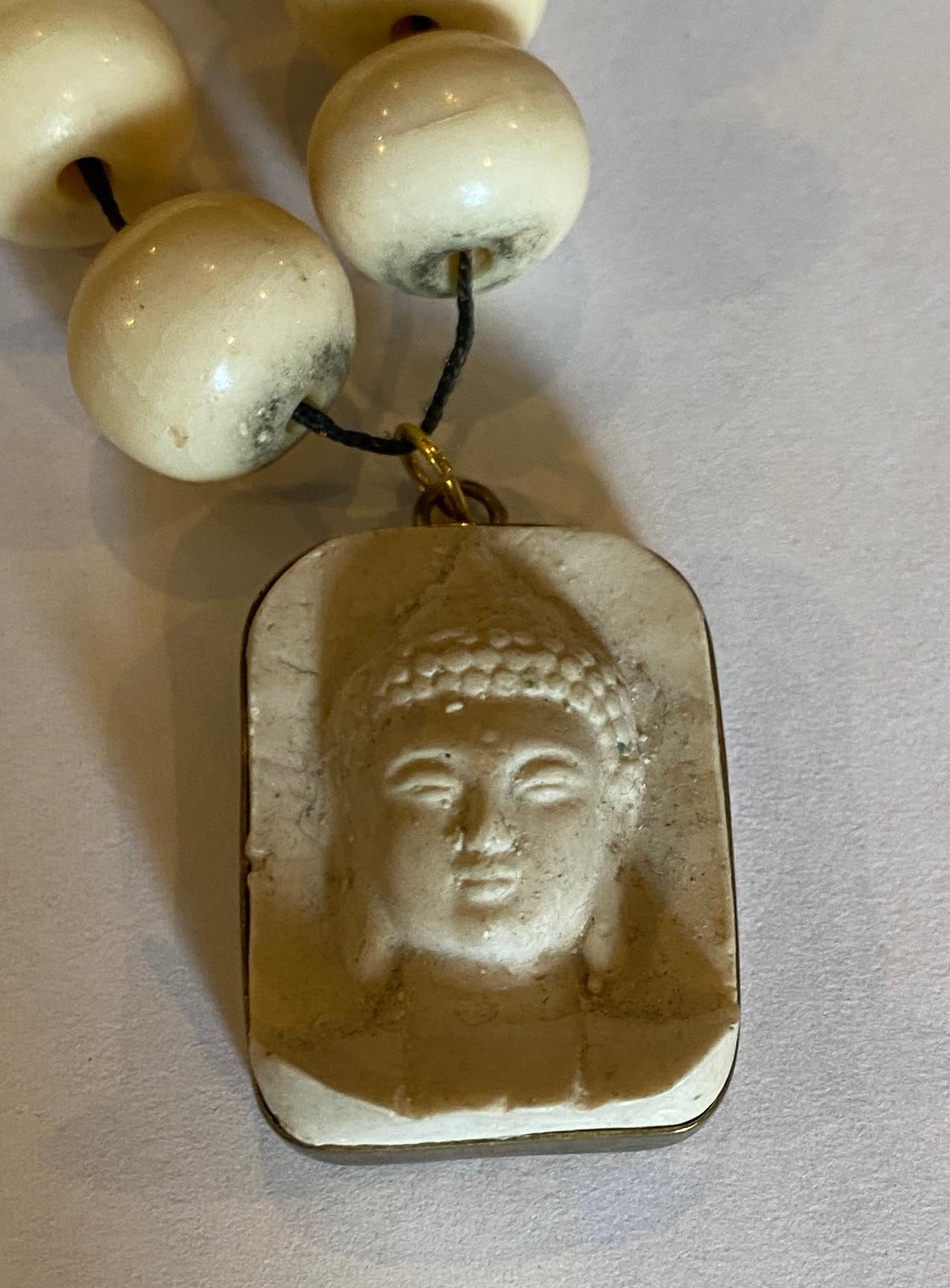 Fait main Bracelet bouddhiste vintage tibétain ou asiatique avec buste de Bouddha en perles de mala en vente