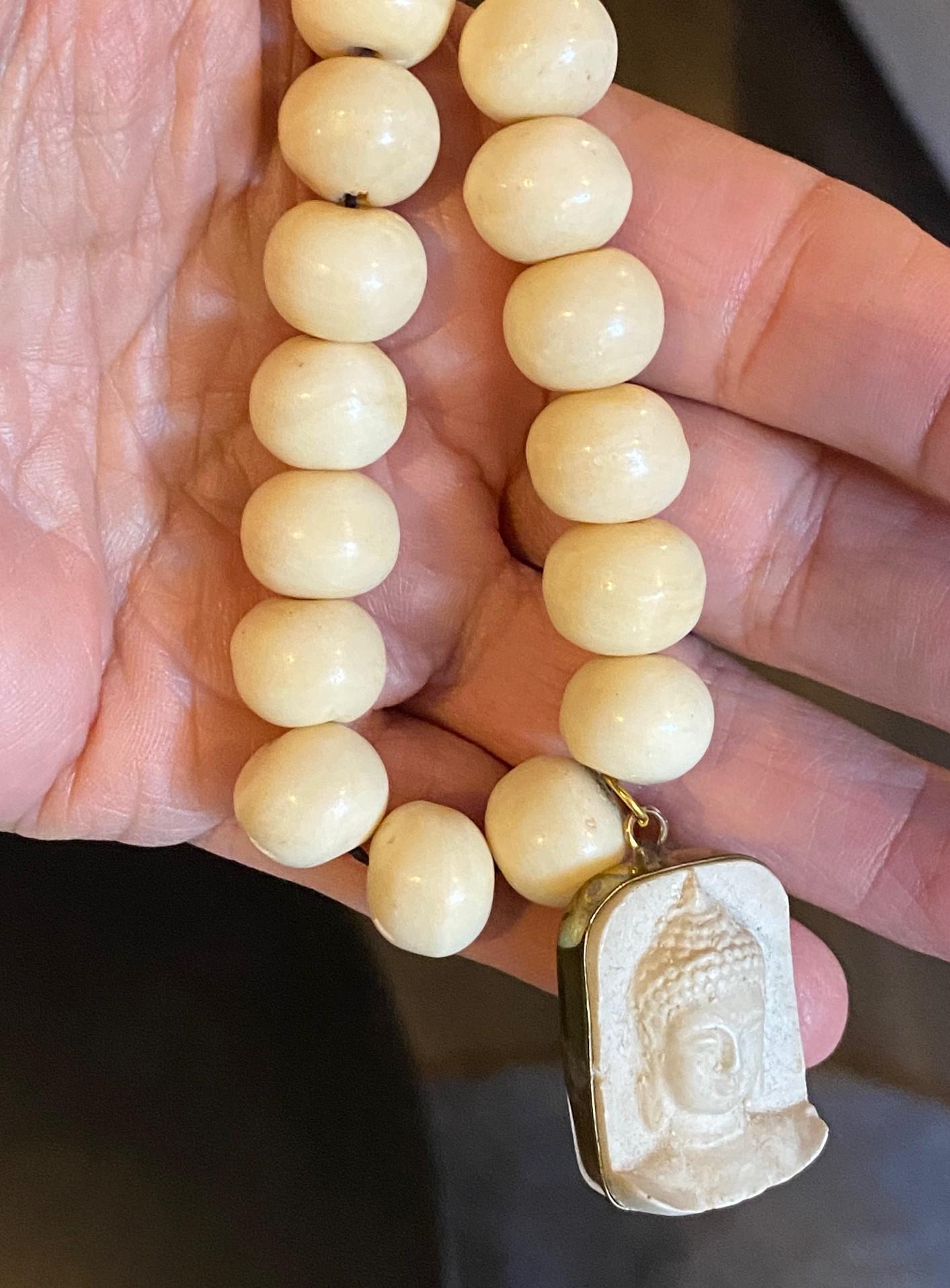 20ième siècle Bracelet bouddhiste vintage tibétain ou asiatique avec buste de Bouddha en perles de mala en vente