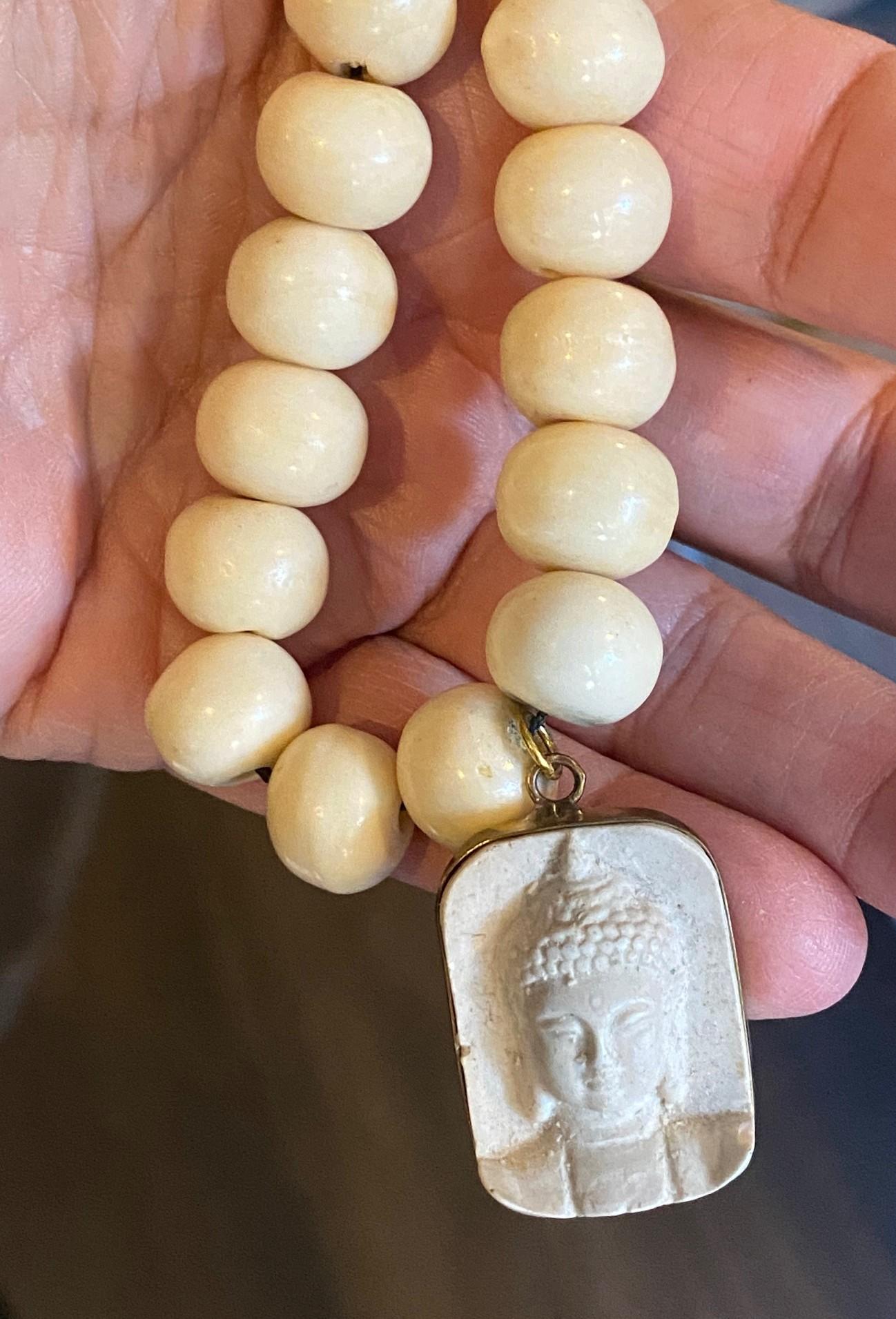 Bracelet bouddhiste vintage tibétain ou asiatique avec buste de Bouddha en perles de mala en vente 1