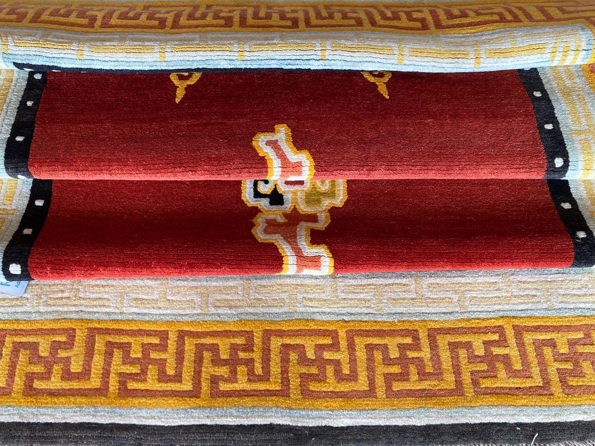 Tibetischer Vintage-Teppich 2,11 m X 1,24 m im Angebot 9