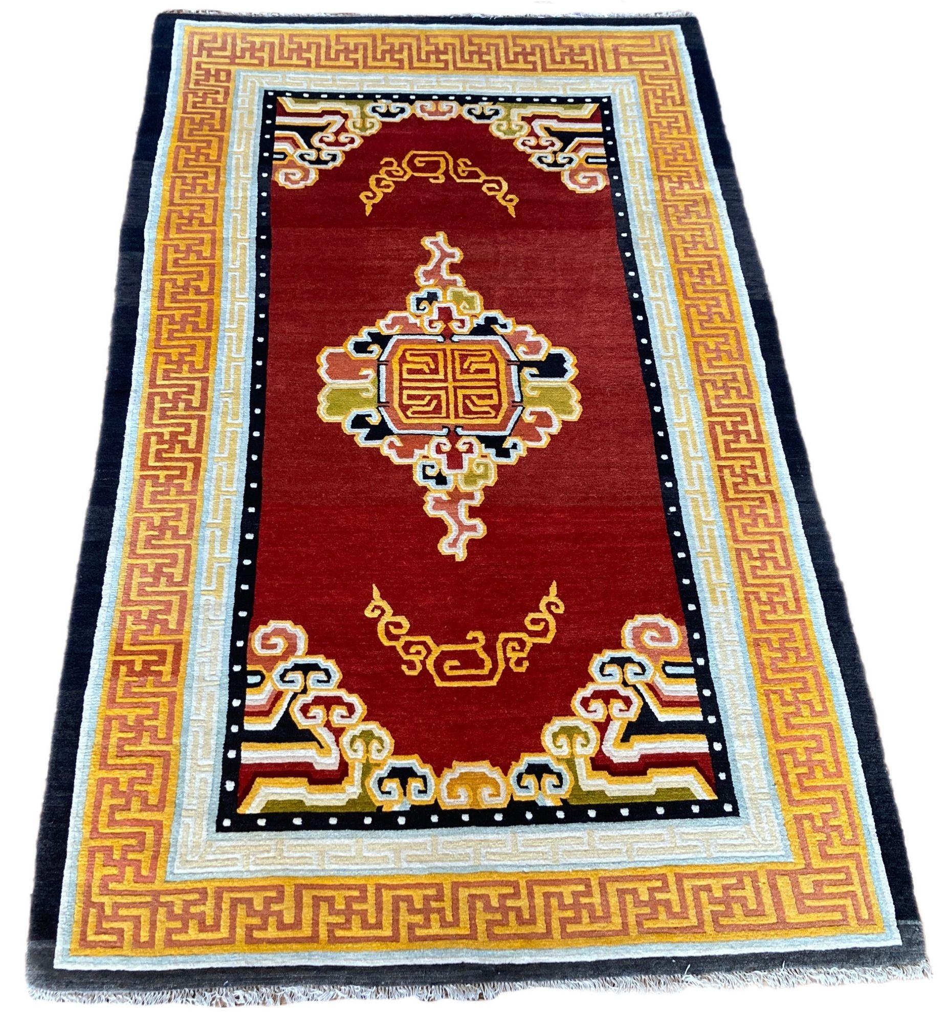 Ein fabelhafter Tibet-Teppich aus den 1930er Jahren mit einem einfachen Wolkenband-Muster auf einem offenen roten Feld, umgeben von einer rot-goldenen Schlüssel-Bordüre. Eins von zwei!
Größe: 2,11m x 1,24m (6ft 11in x 4'ft 1in)
Dieser Teppich ist in