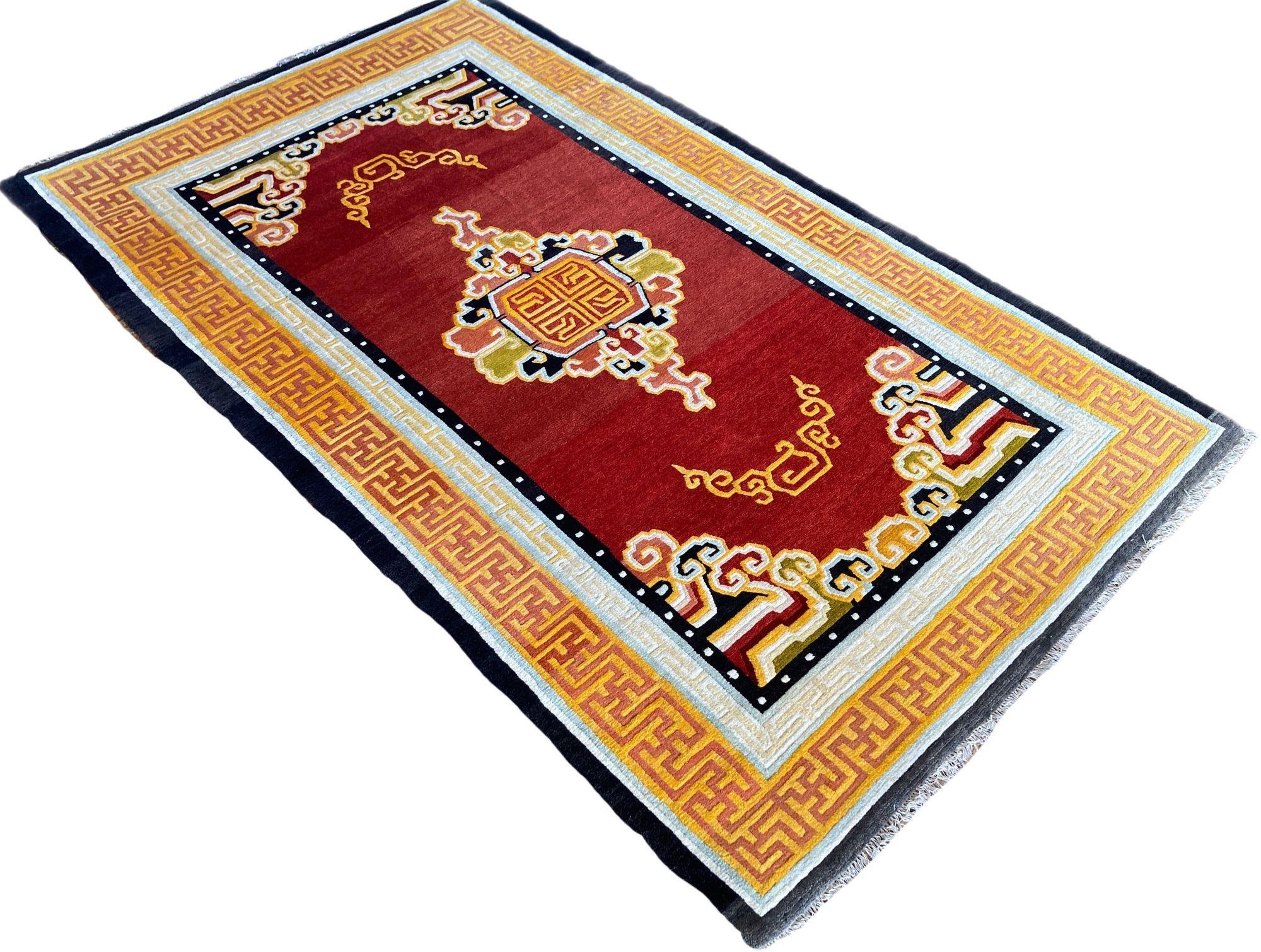 Tibetischer Vintage-Teppich 2,11 m X 1,24 m im Zustand „Gut“ im Angebot in St. Albans, GB