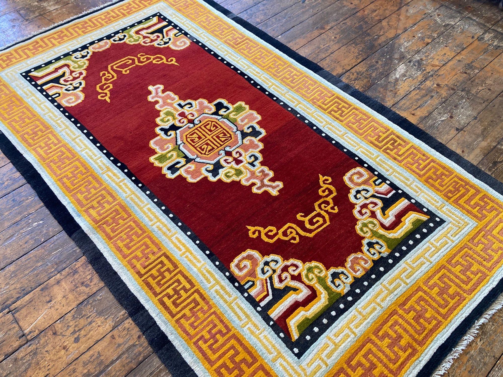 Metà XX secolo Tappeto tibetano vintage 2,12 m x 1,24 m in vendita