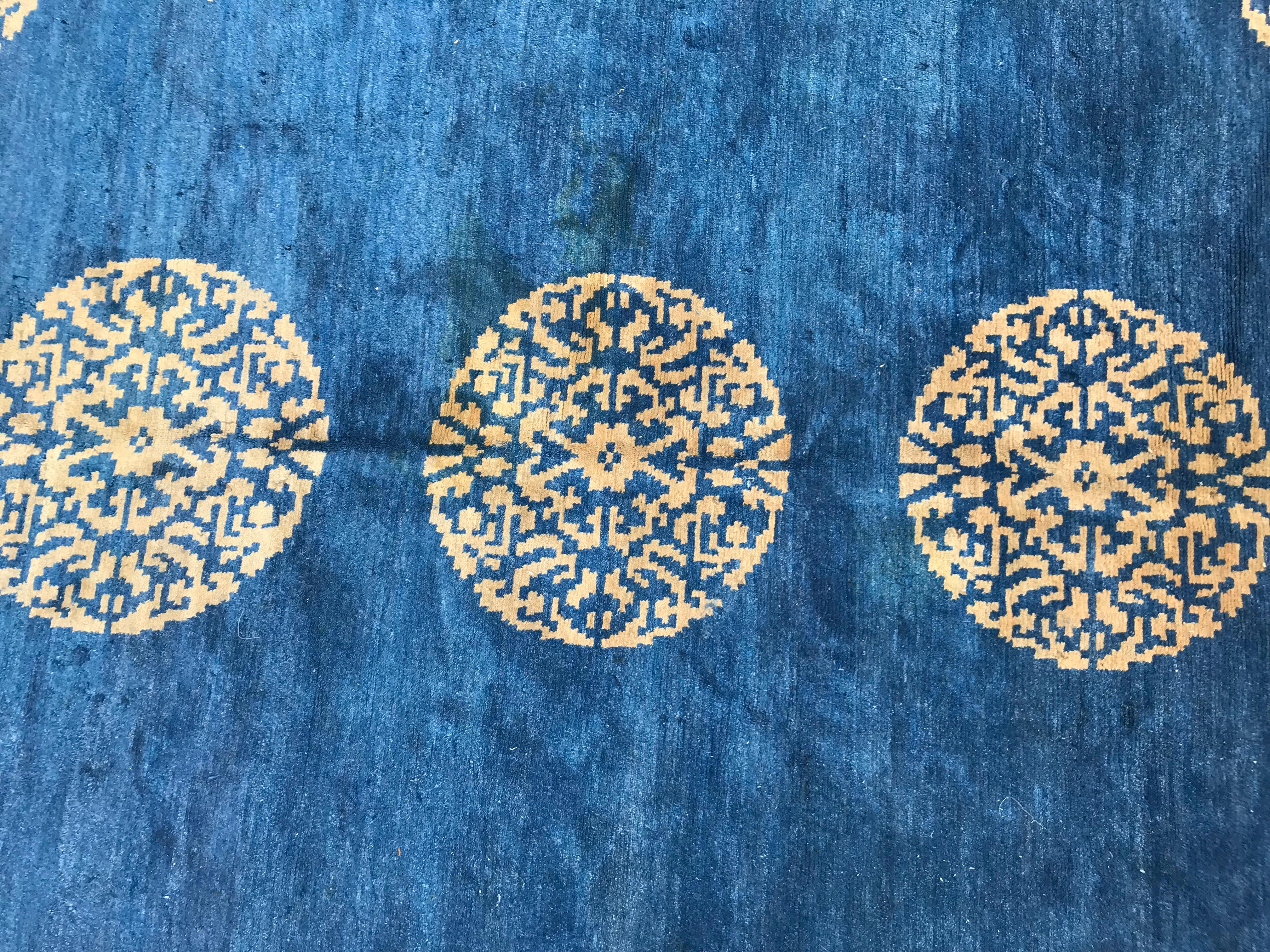 Joli tapis vintage du Tibet, avec un design chinois simple, et des motifs de champs bleus, entièrement noué à la main avec du velours de laine sur une base de coton.


✨✨✨
