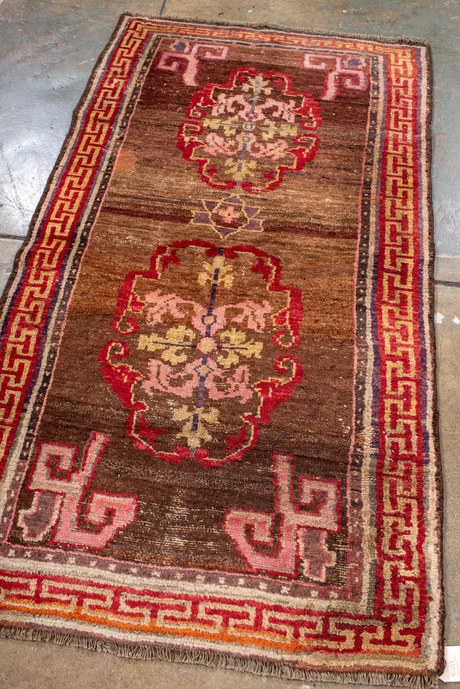 Tibetischer Vintage-Teppich mit braunem Feld und zwei Medaillons (Handgeknüpft) im Angebot