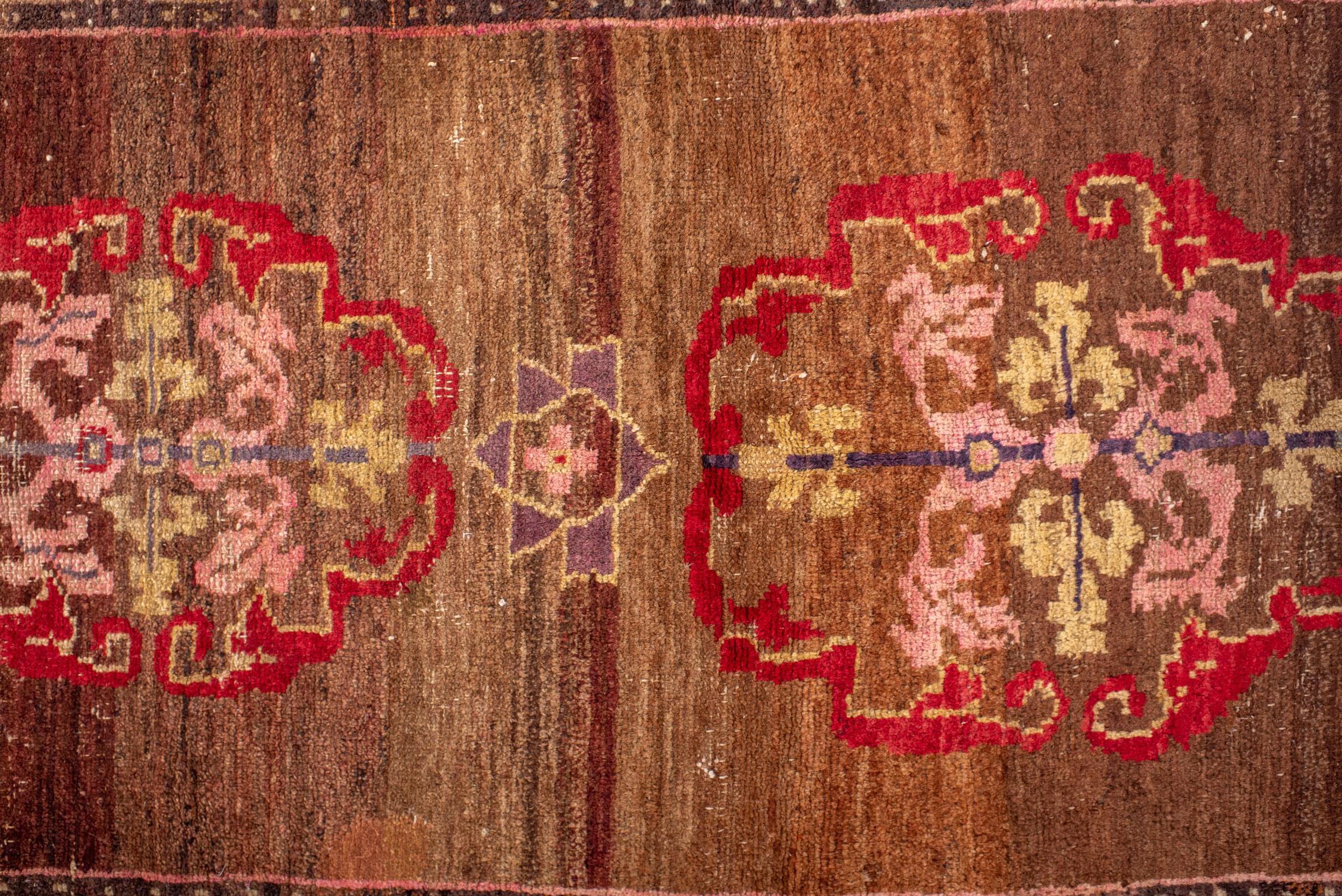 Tibetischer Vintage-Teppich mit braunem Feld und zwei Medaillons im Zustand „Relativ gut“ im Angebot in New York, NY