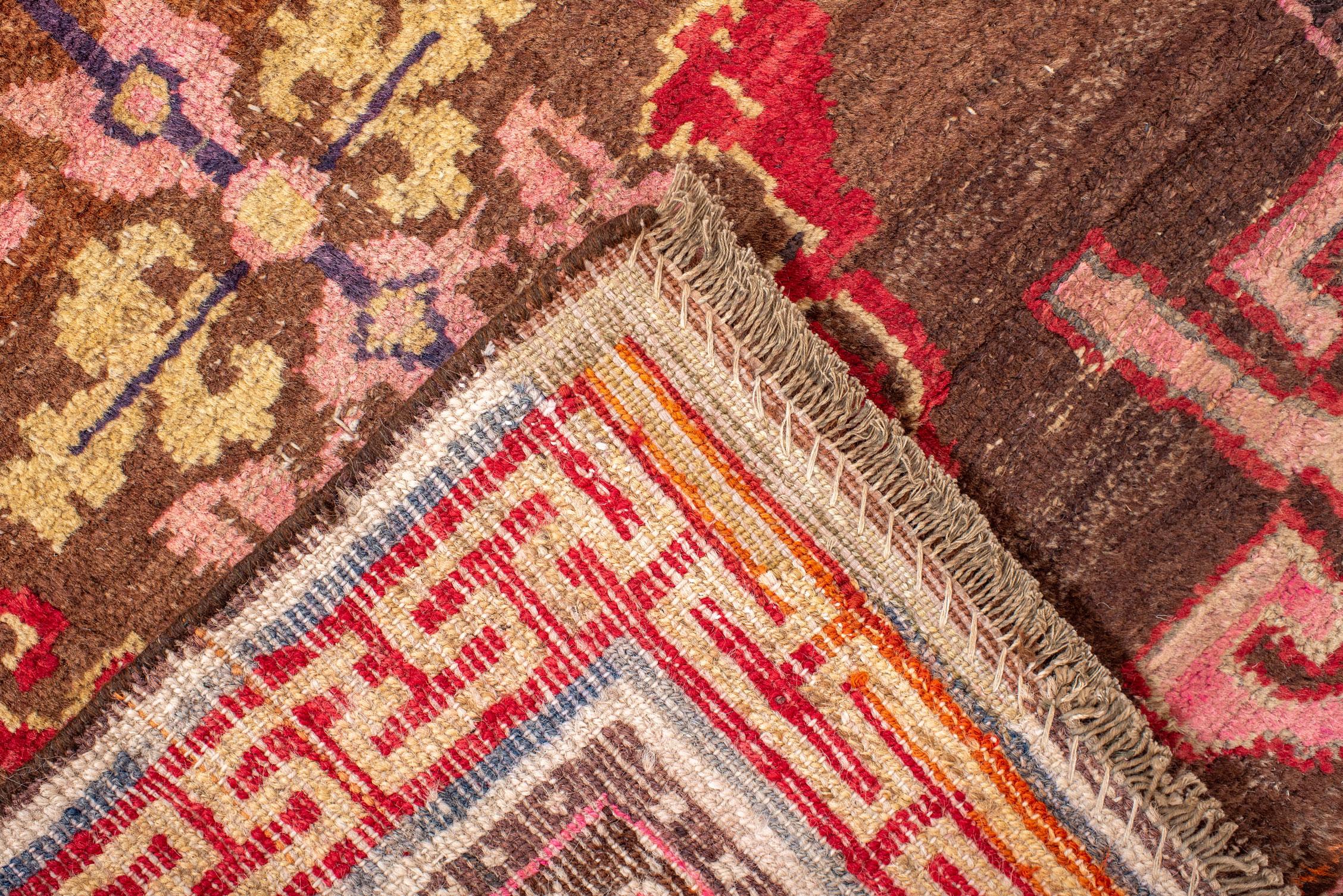Tibetischer Vintage-Teppich mit braunem Feld und zwei Medaillons (Wolle) im Angebot