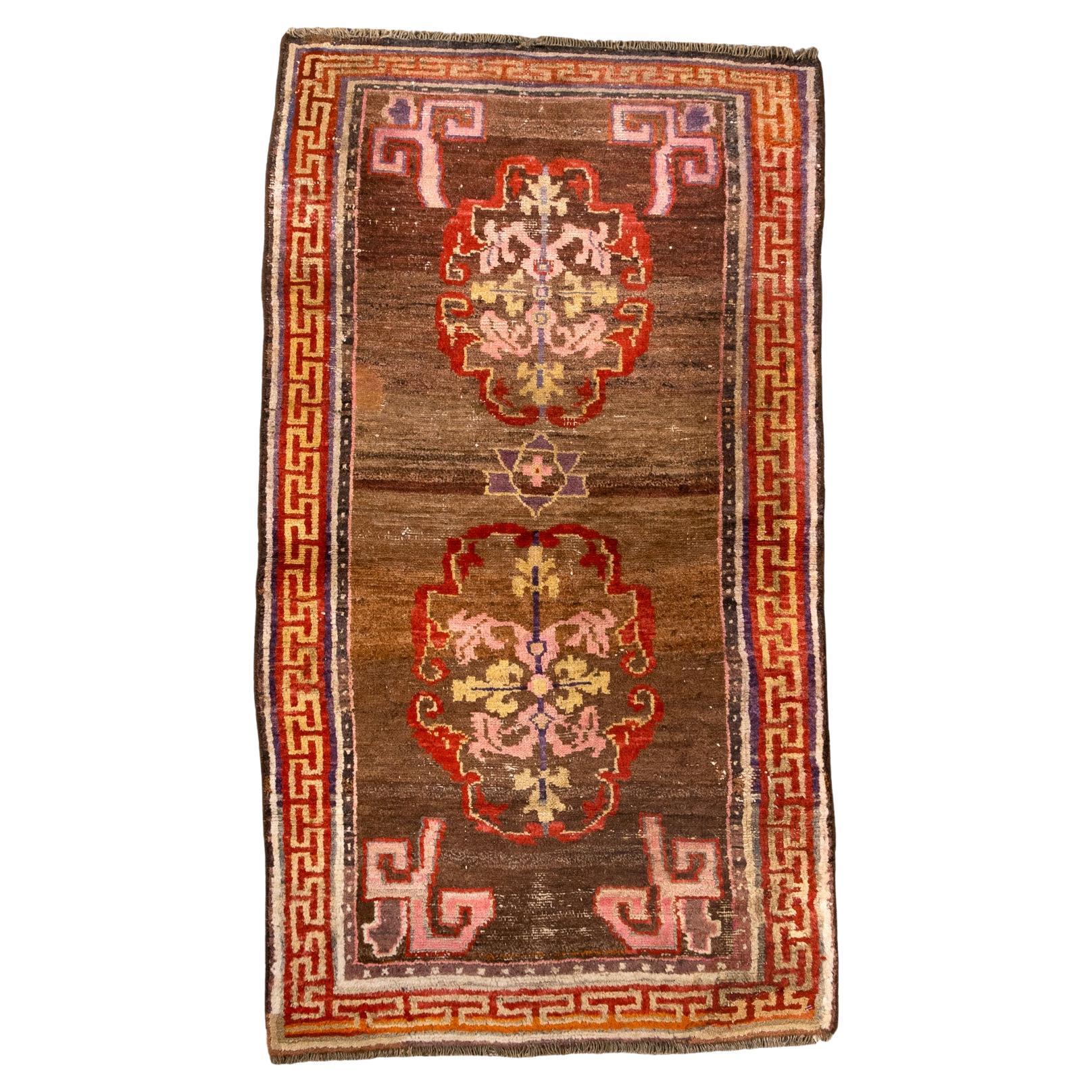 Tibetischer Vintage-Teppich mit braunem Feld und zwei Medaillons