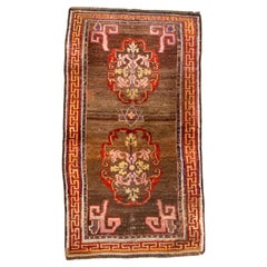 Tibetischer Vintage-Teppich mit braunem Feld und zwei Medaillons