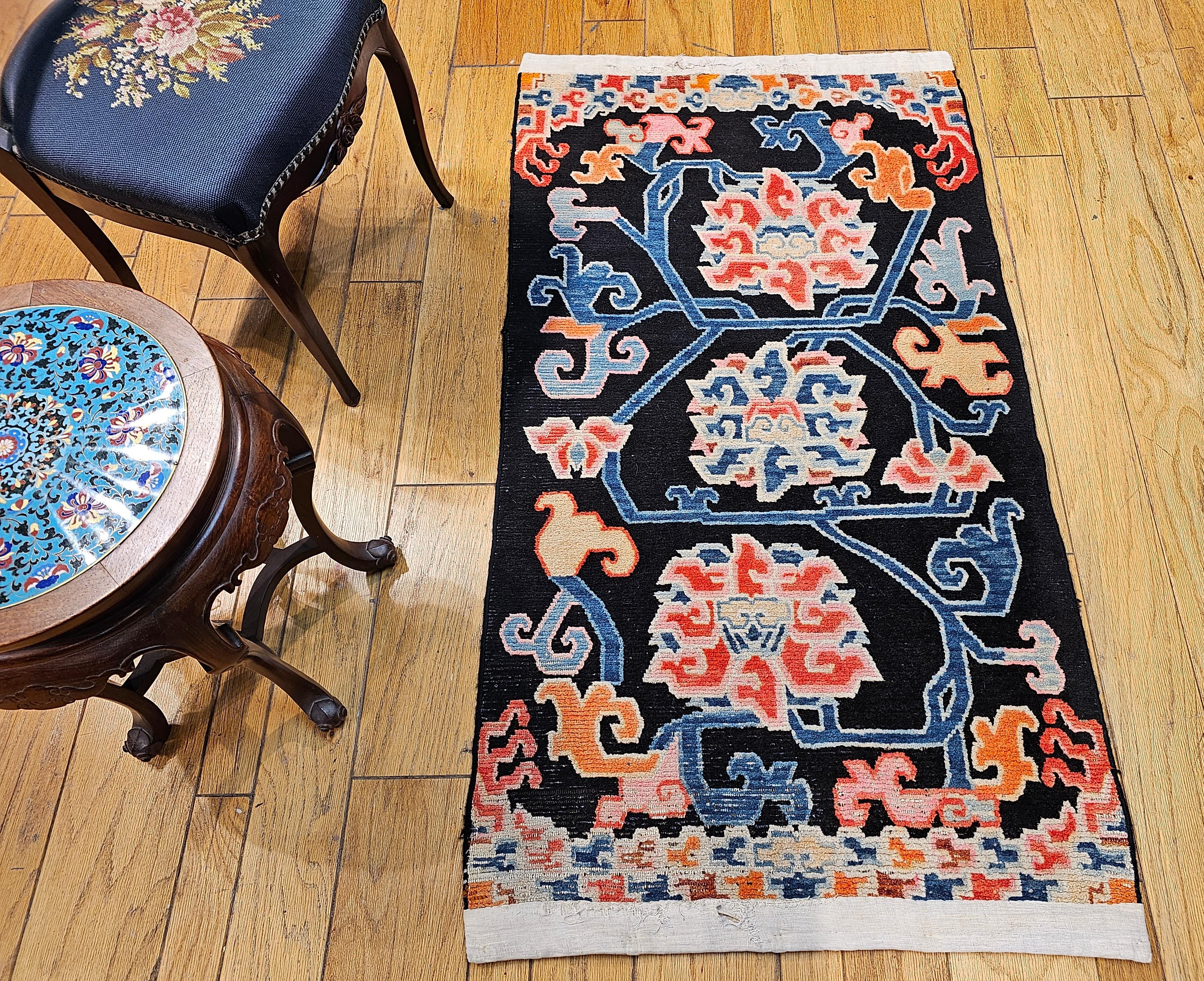 Alfombra tibetana vintage con flores de loto y símbolos auspiciosos en venta 12