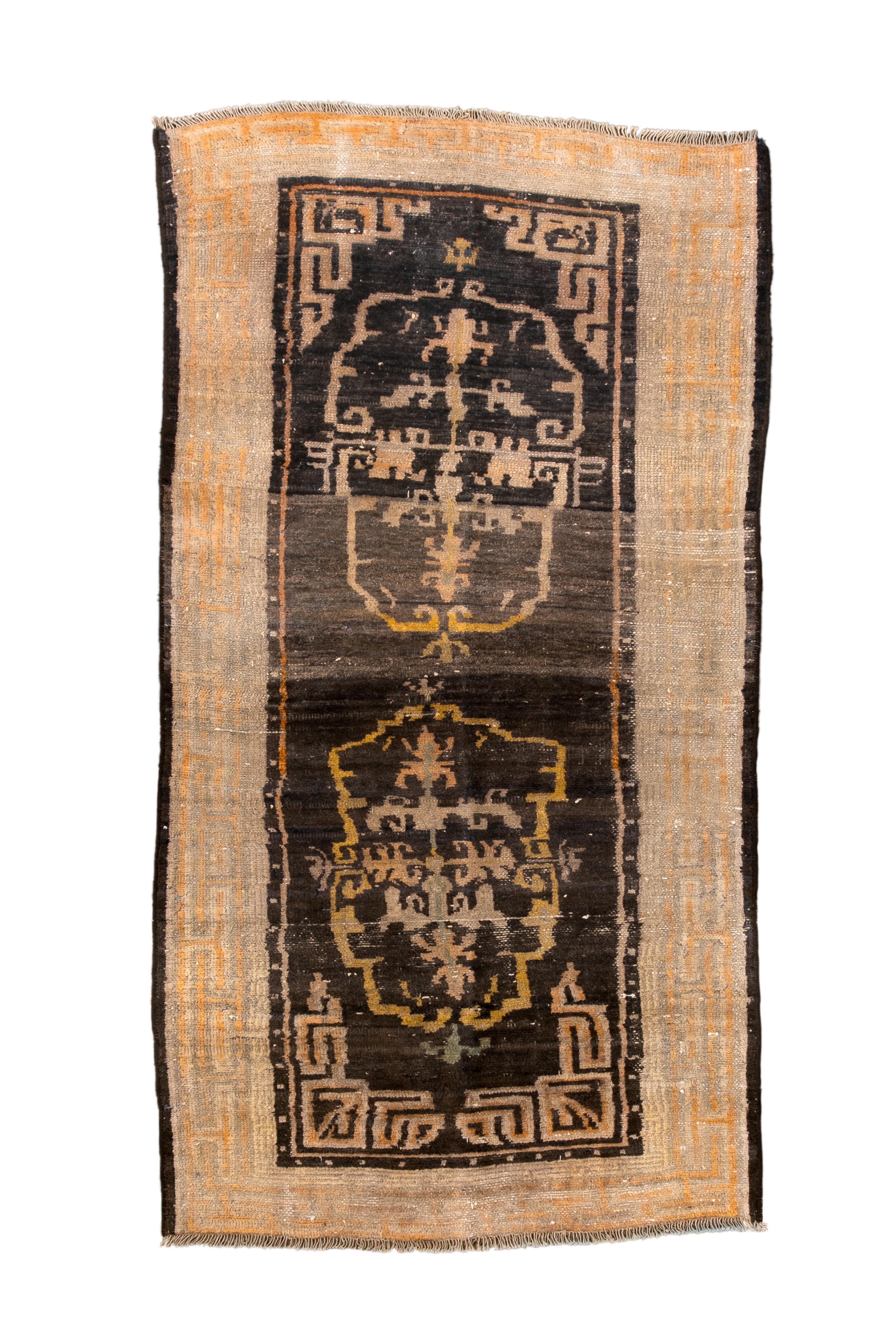 Le champ marron, qui a été abrasé par le panneau, produit deux cartouches ajourés flottants et irréguliers, soutenus par des coins de frettes informels et rugueux, tous deux identiques.  Frette géante en T avec bordure en paille et en os. Légère